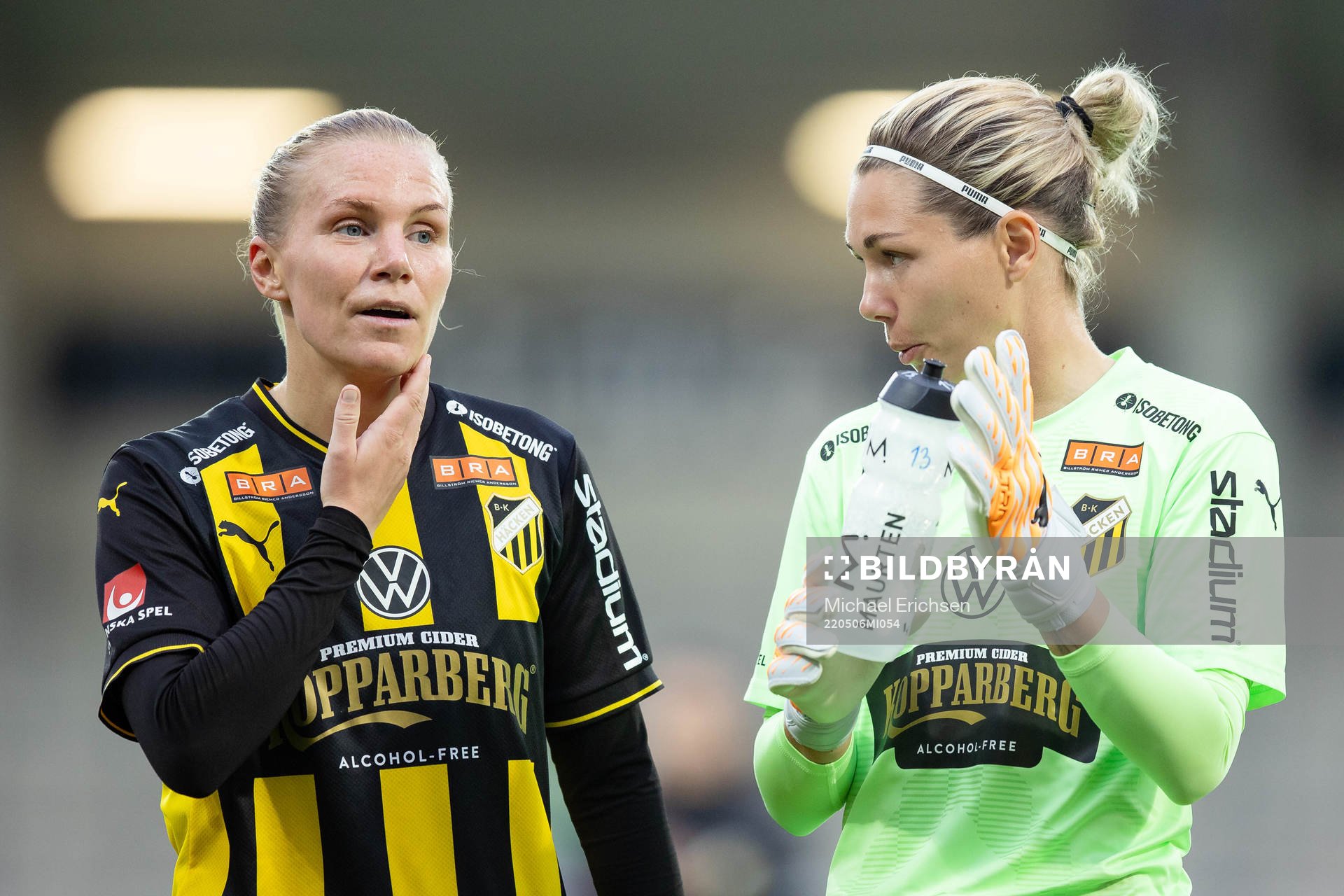 Häckens Josefine Rybrink och målvakt Jennifer Falk