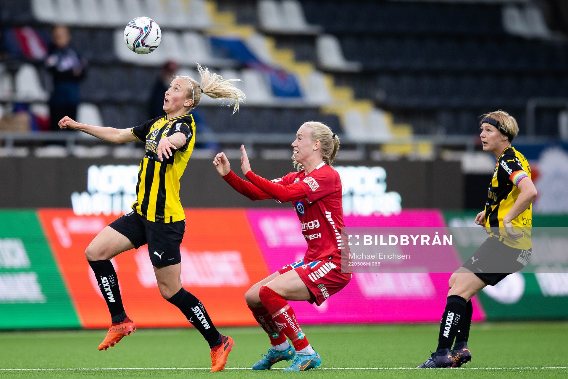 Häckens Julia Karlernäs och Luna Nørgaard Gevitz mot