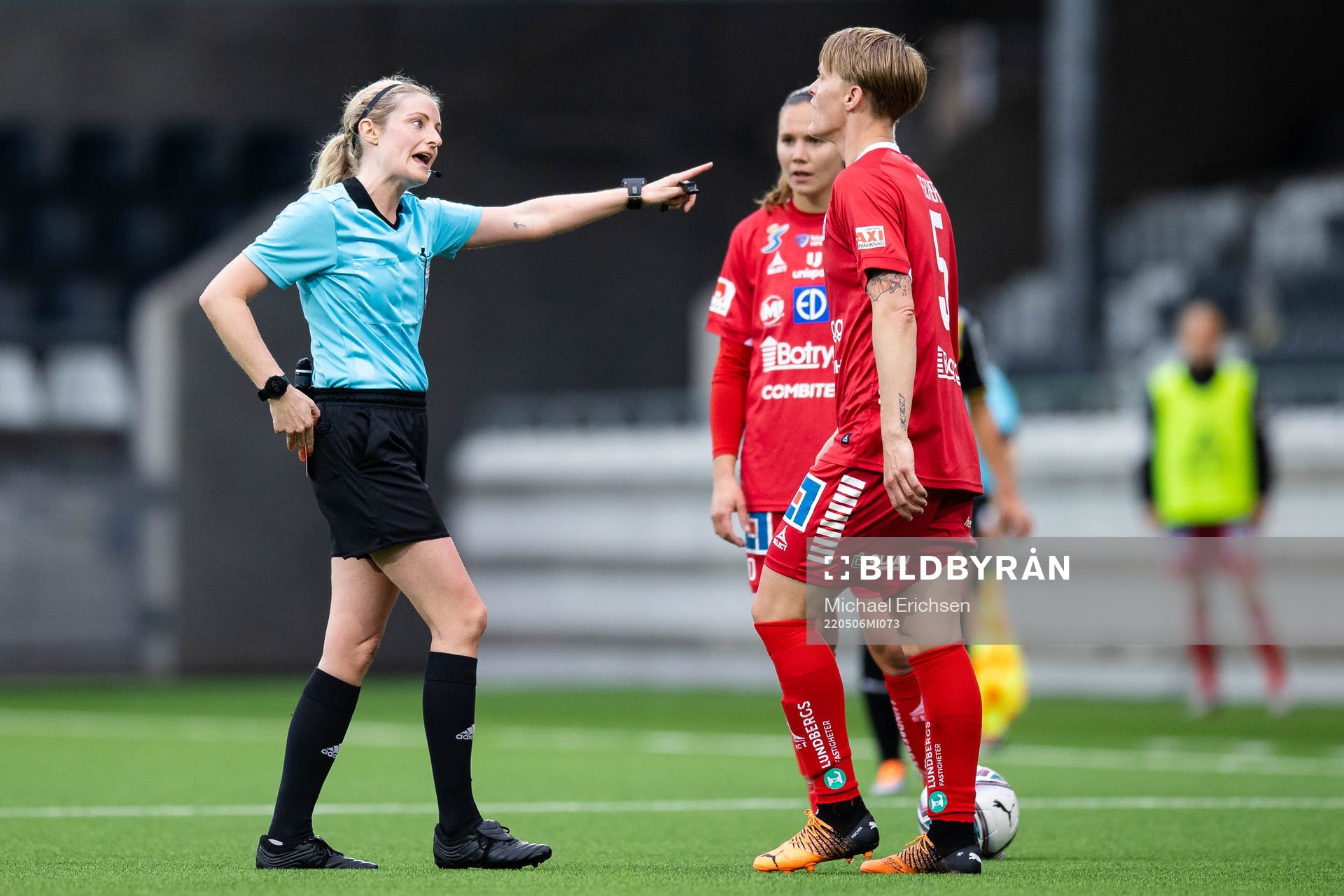 Linköpings Nilla Fischer får ett rött kort