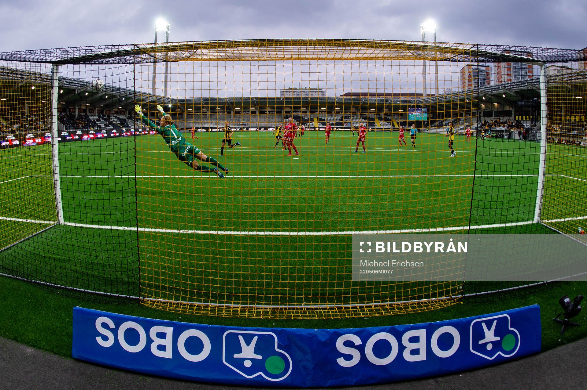 Häckens Elin Rubensson skjuter 2-0 i mål bakom