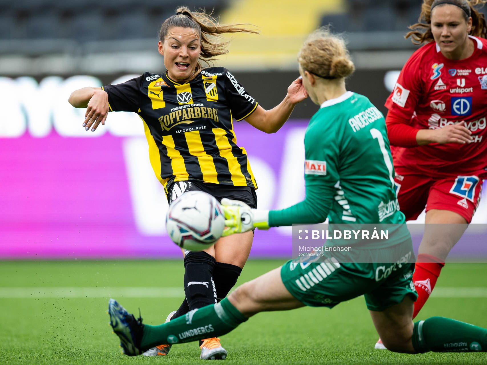 Häckens Johanna Ryttning Kaneryd skjuter 1-0 på