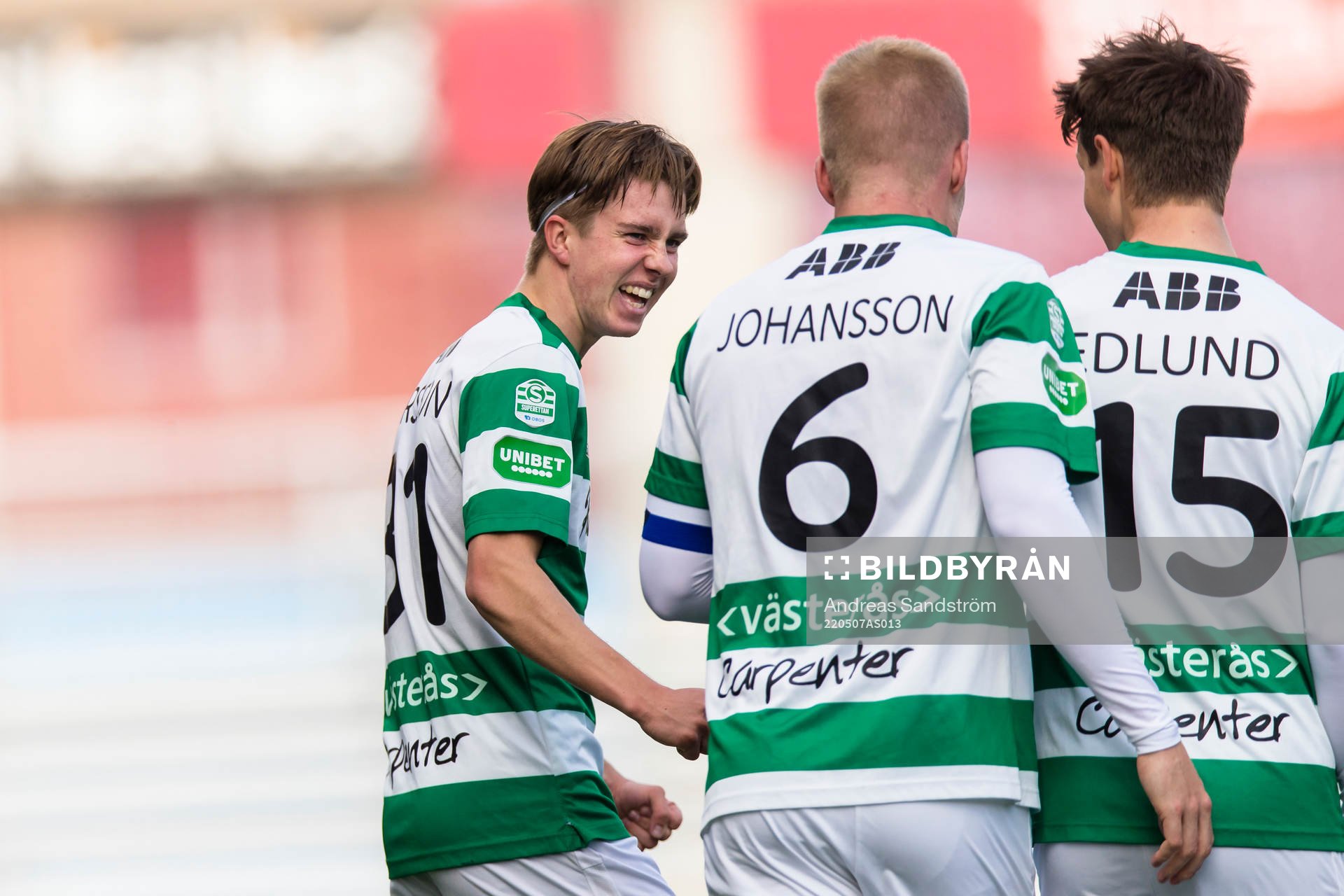 Västerås Max Larsson  gör 0-2 och jublar med lagkamrater