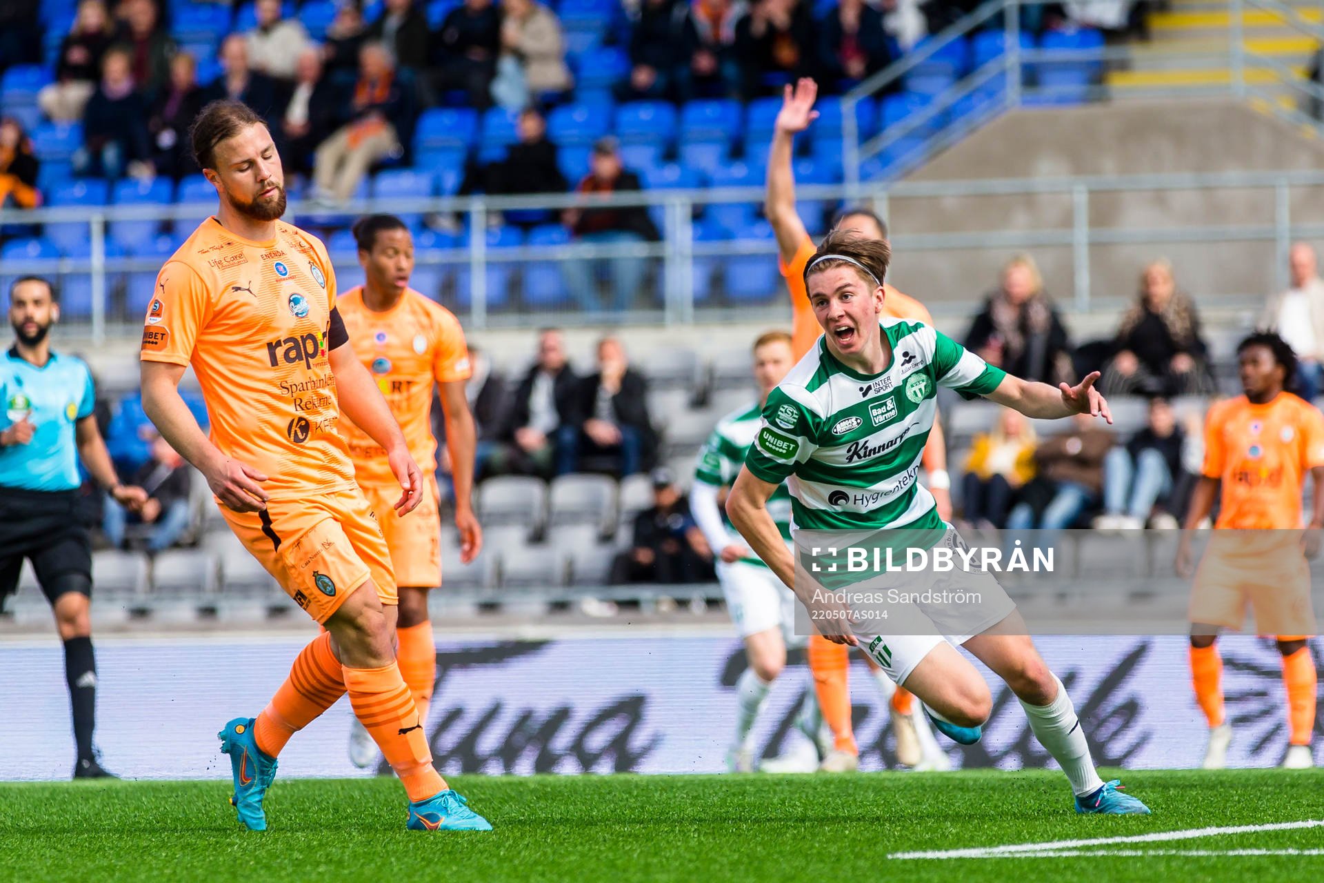 Västerås Max Larsson gör 0-2 och jublar under fotbollsmatchen i Superettan mellan AFC Eskilstuna och Västerås SK den 7 maj 2022 i Eskilstuna.