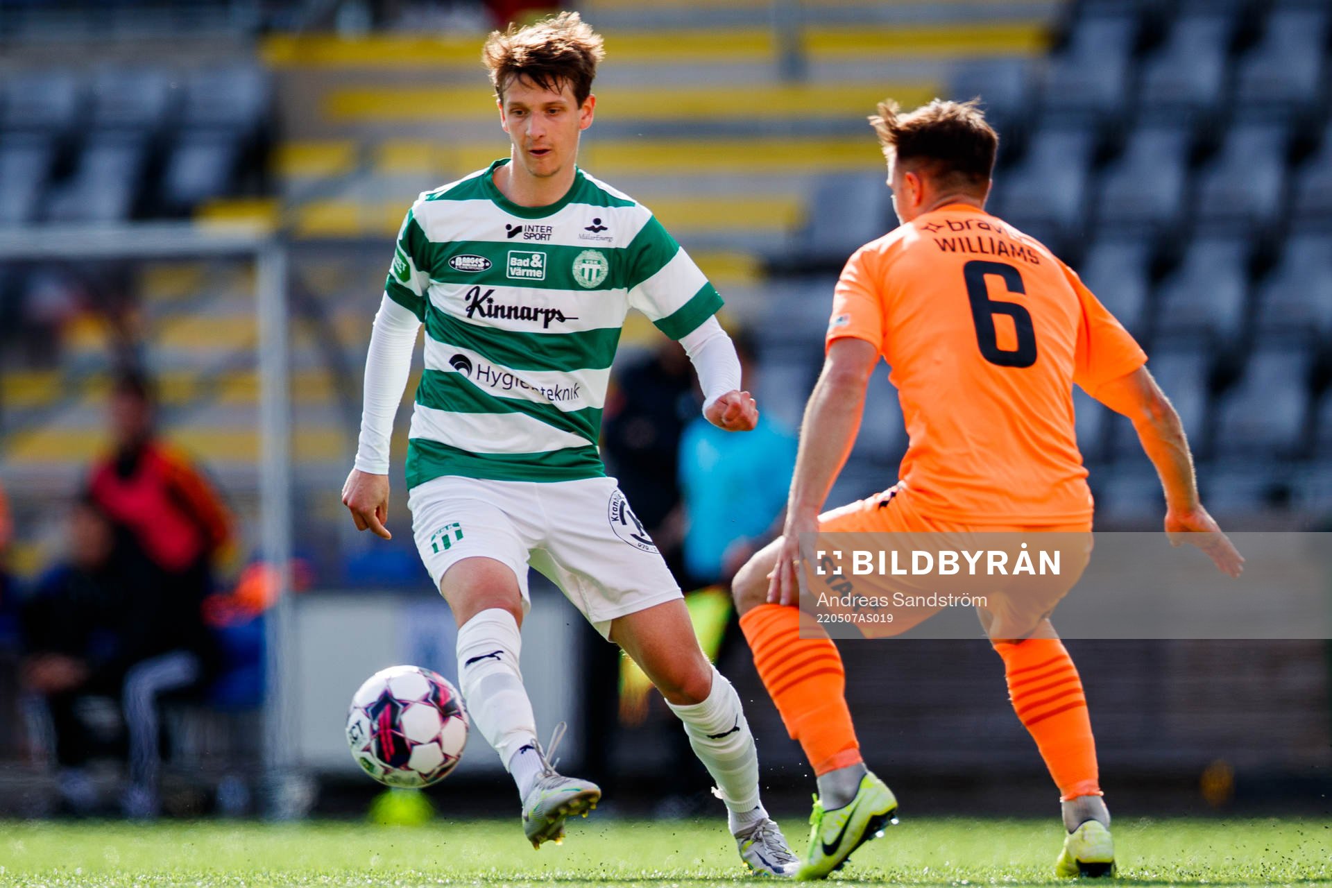 Västerås Olle Edlund och AFC Eskilstunas Ryan Williams