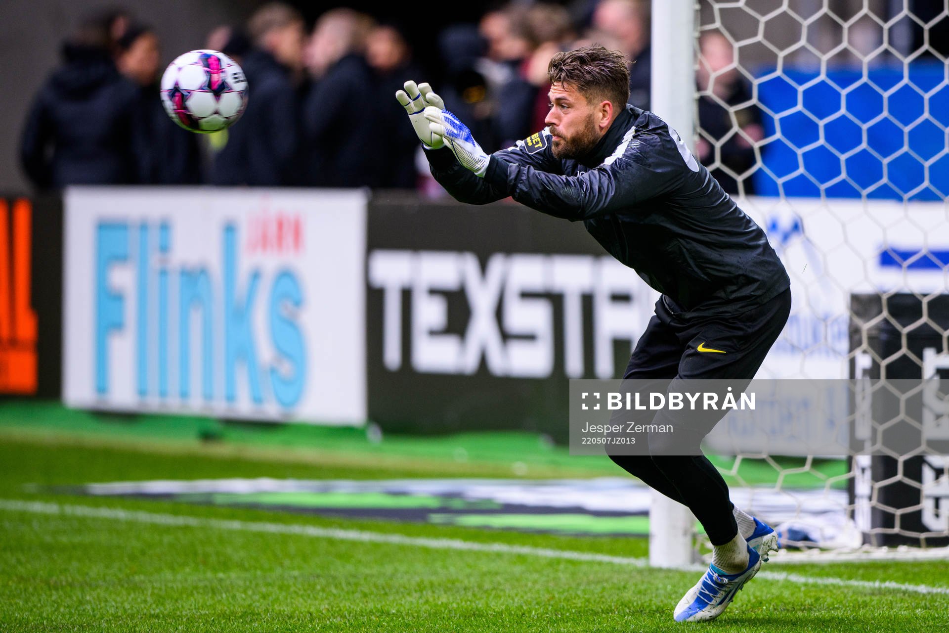 AIK:s målvakt Kristoffer Nordfeldt under uppvärmningen inför fotbollsmatchen i Allsvenskan mellan AIK och IFK Göteborg den 7 maj 2022 i Stockholm.