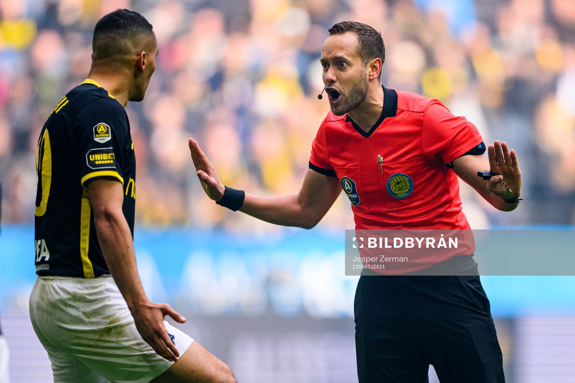 s Nabil Bahoui får en tillsägelse av domare Victor Wolf