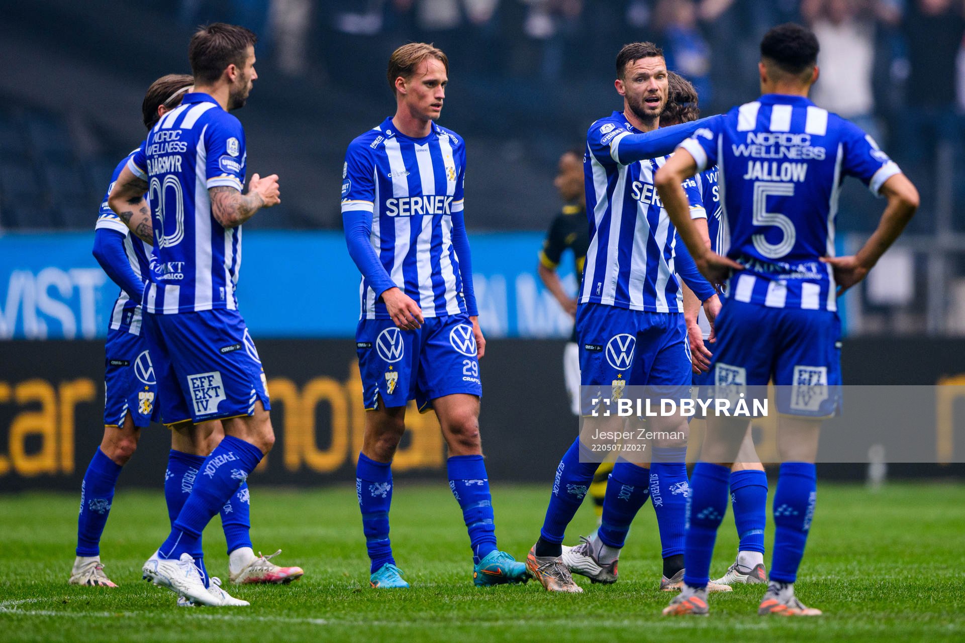 IFK Göteborgs Marcus Berg i diskusison med lagkamraterna
