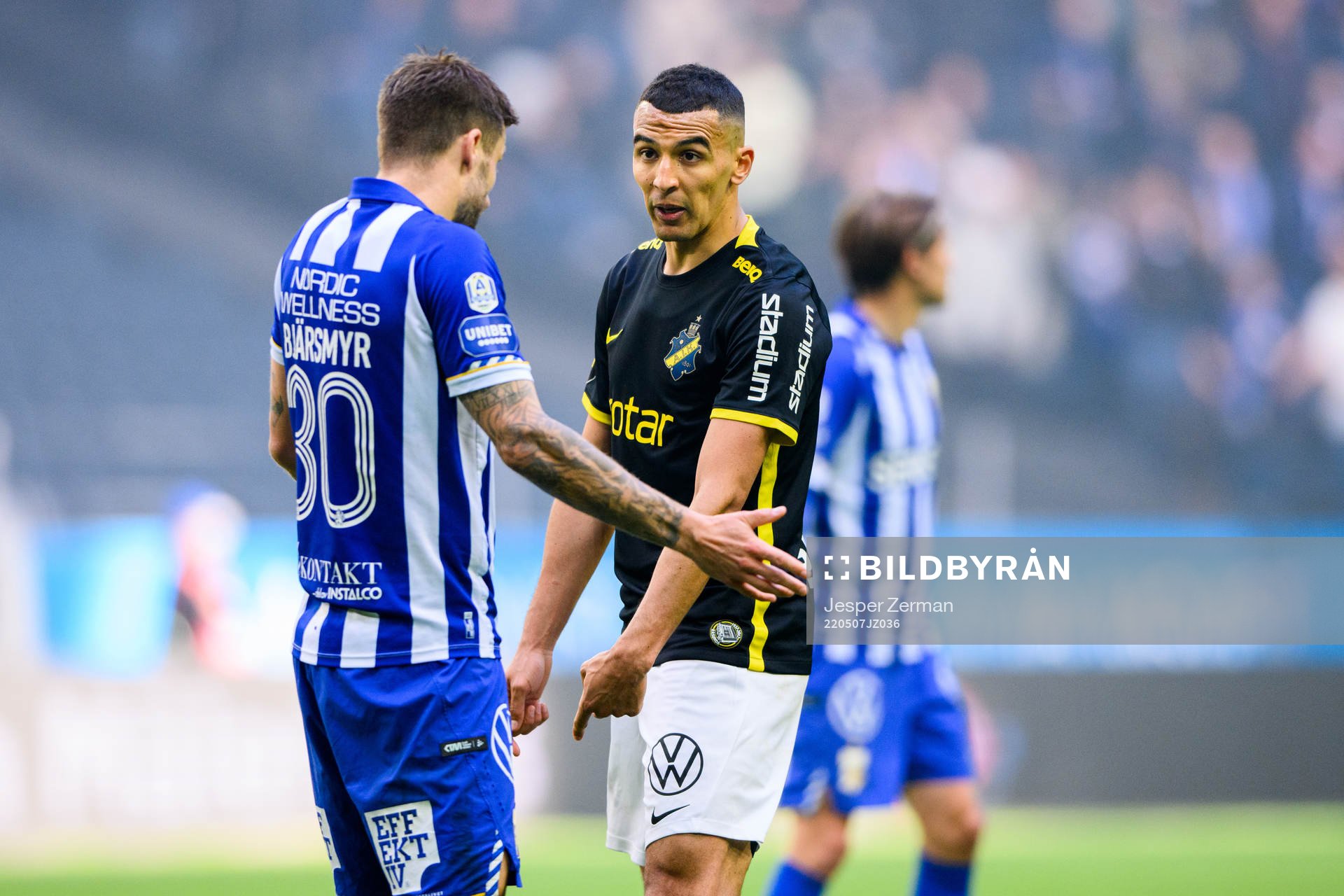 s Nabil Bahoui i diskussion med IFK Göteborgs Mattias