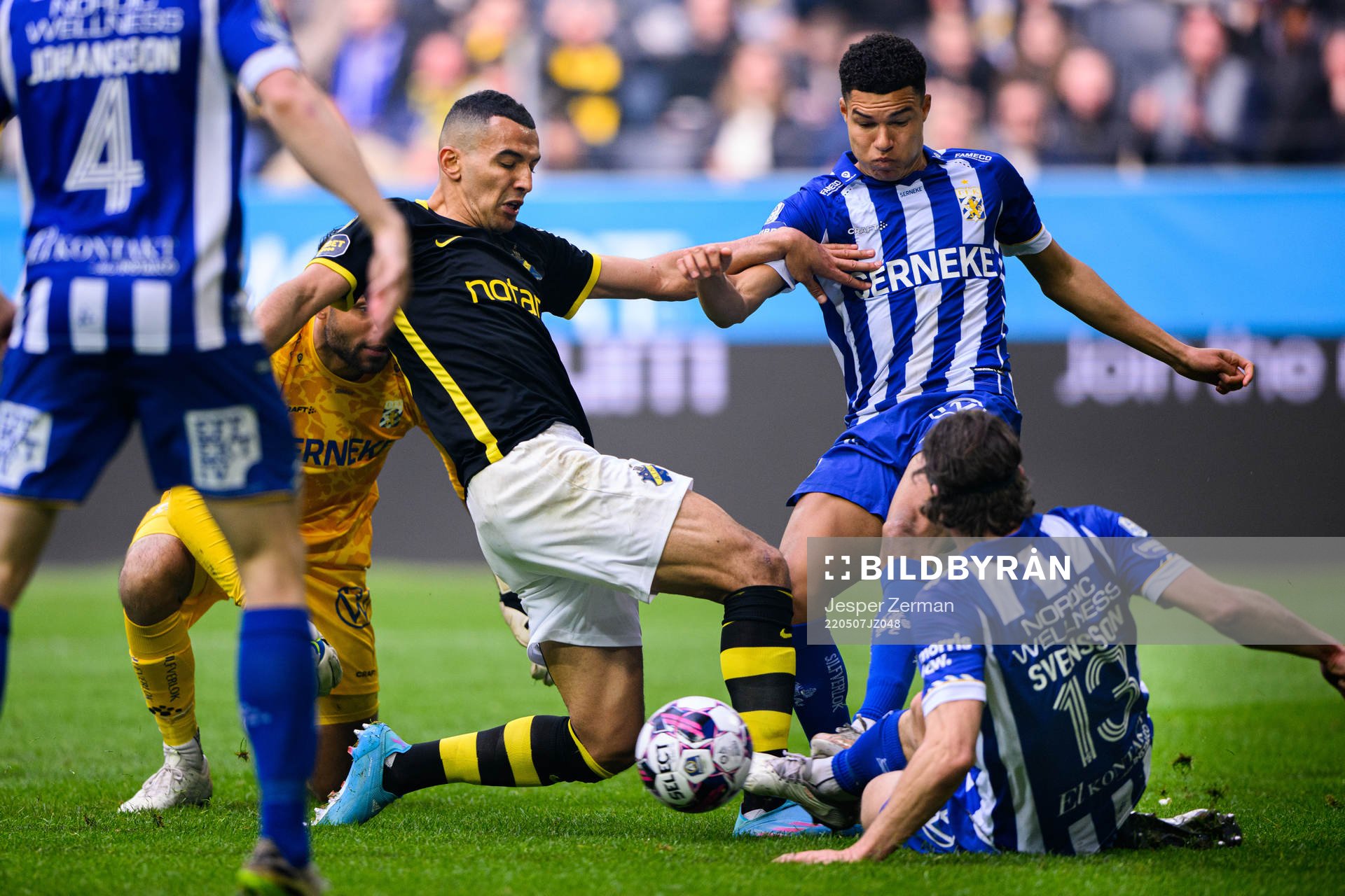s Nabil Bahoui i kamp om bollen med IFK Göteborgs