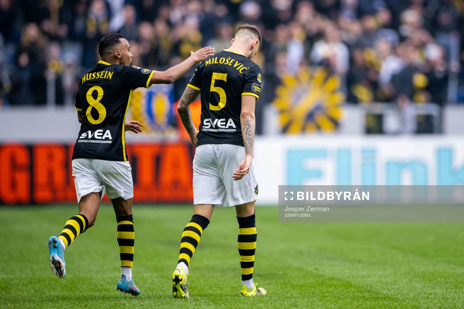 s Bilal Hussein och Alexander Milosevic jublar