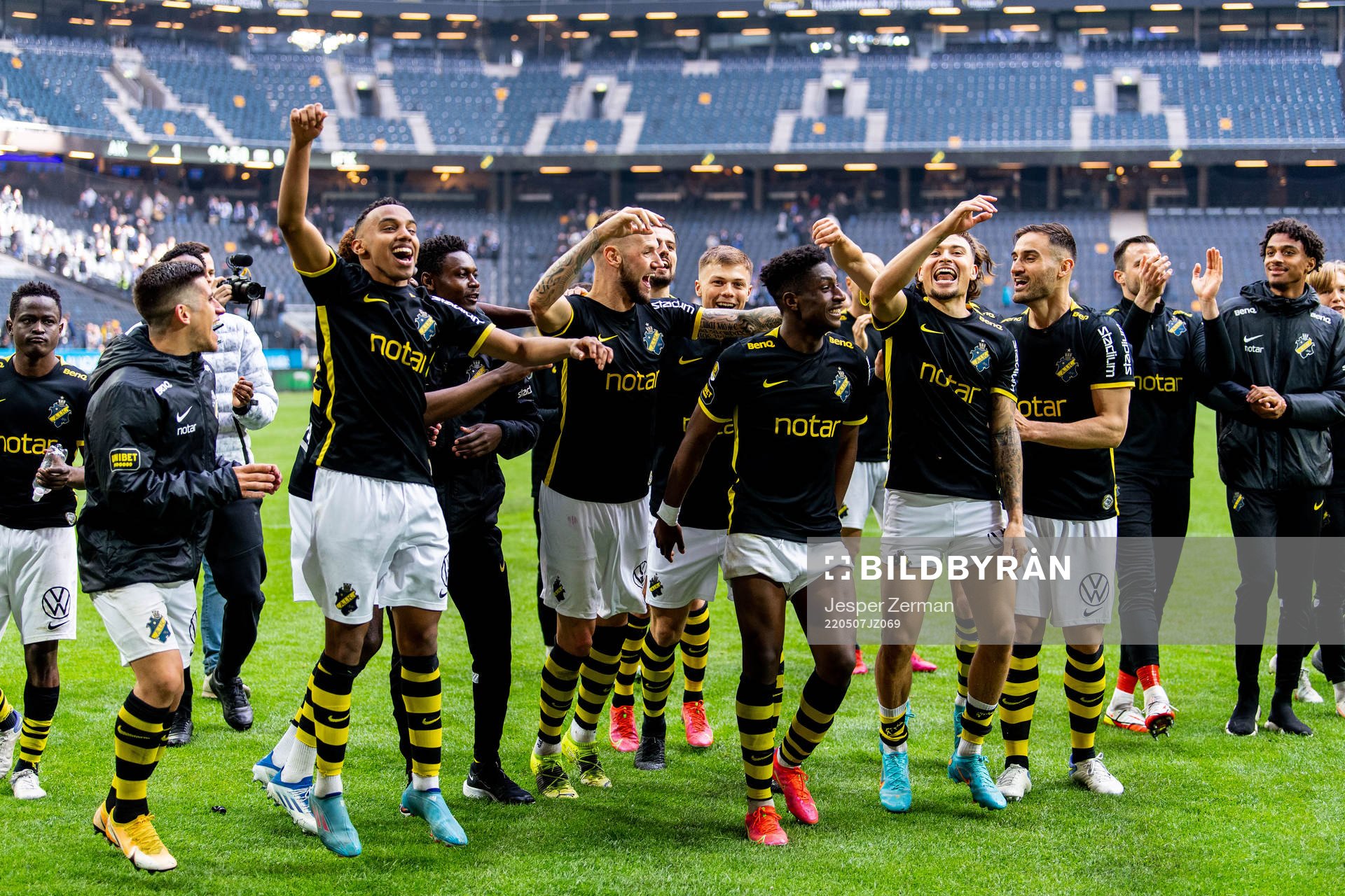 AIK:s Bilal Hussein, Alexander Milosevic, Josafat Mendes och Jordan Larsson jublar efter fotbollsmatchen i Allsvenskan mellan AIK och IFK Göteborg den 7 maj 2022 i Stockholm. 