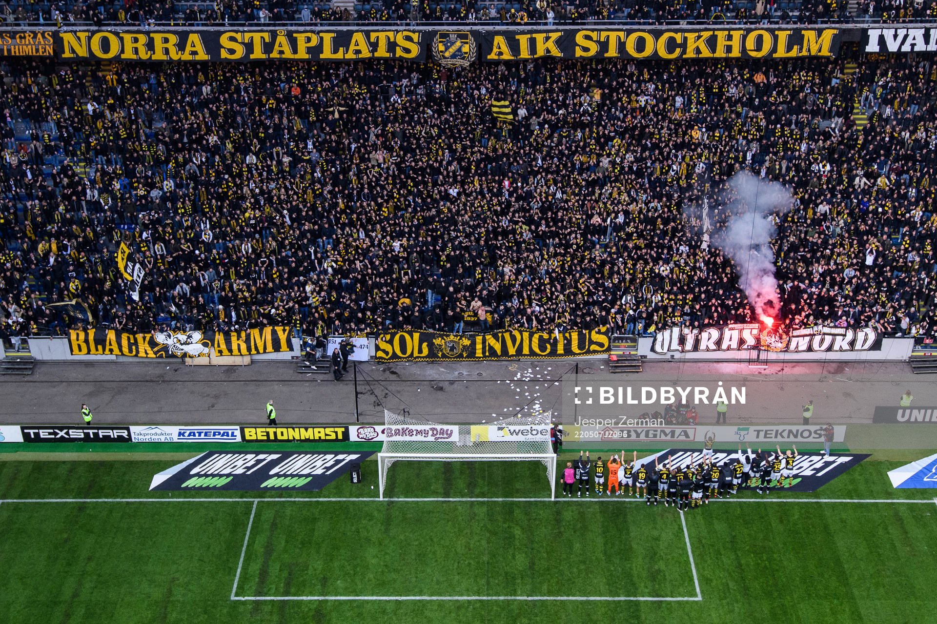 s spelare jublar framför klacken