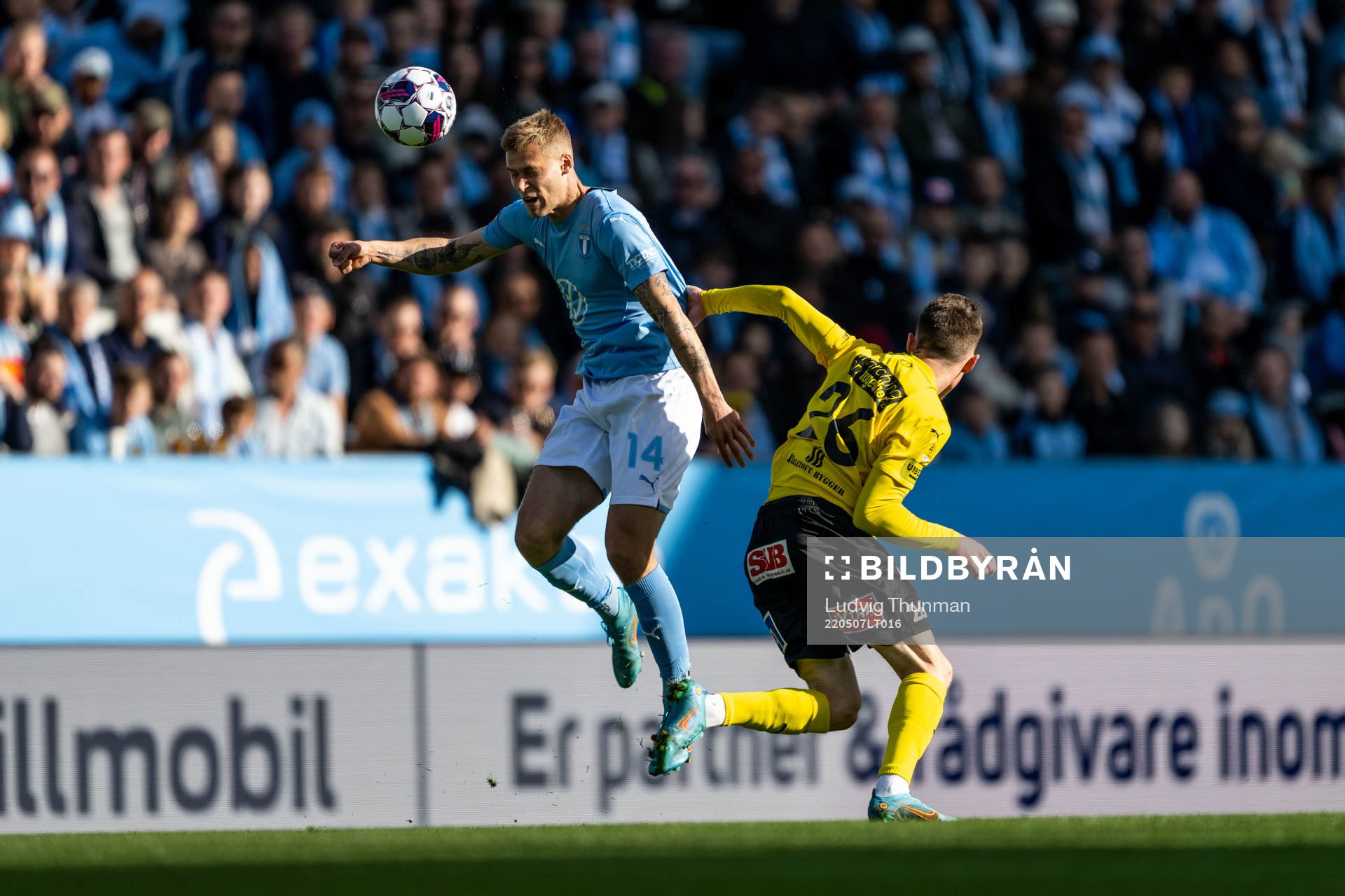 Malmö FFs Felix Beijmo och Mjällbys Noah Persson