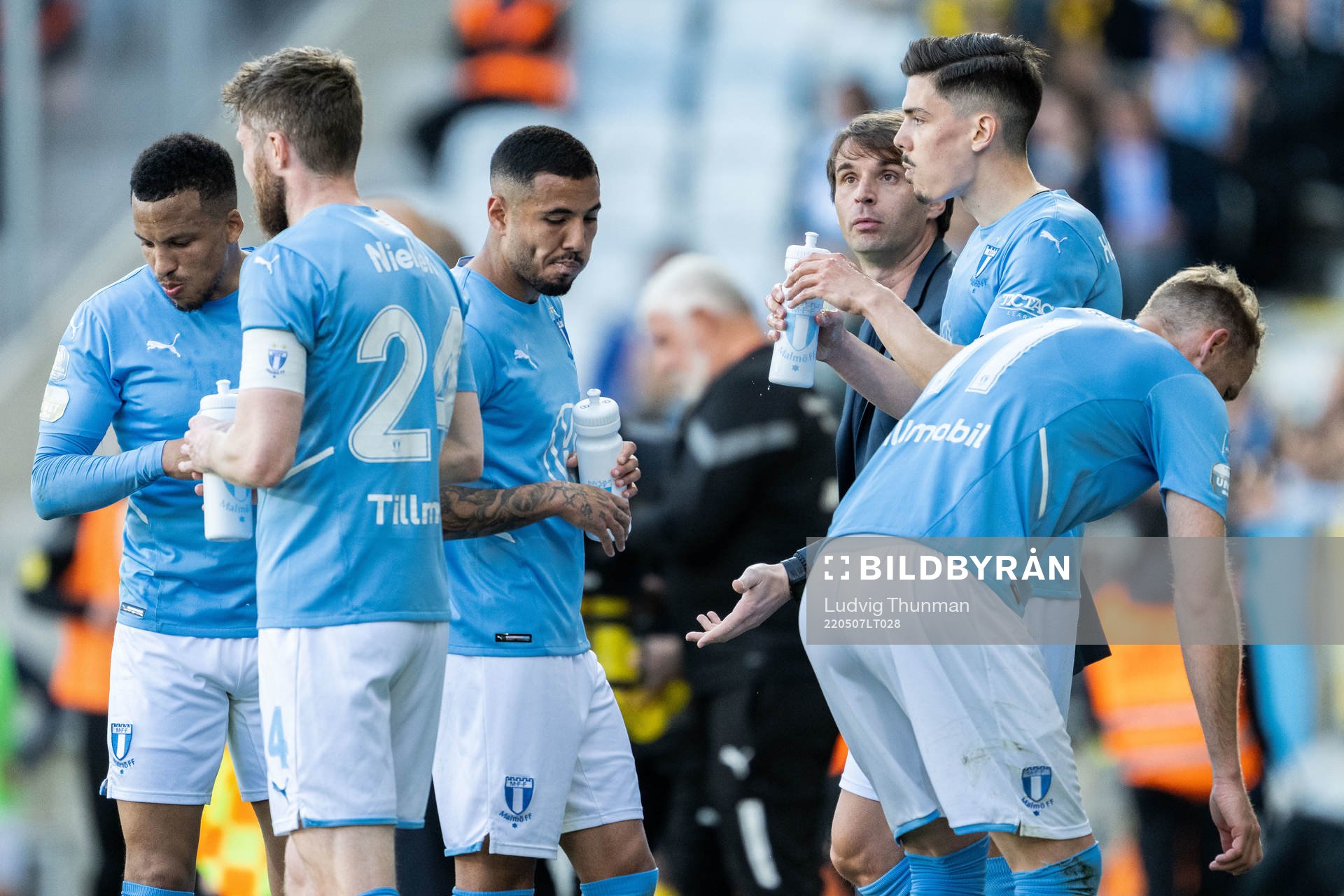Malmö FFs spelare i samtal med tränare Milos Milojevic