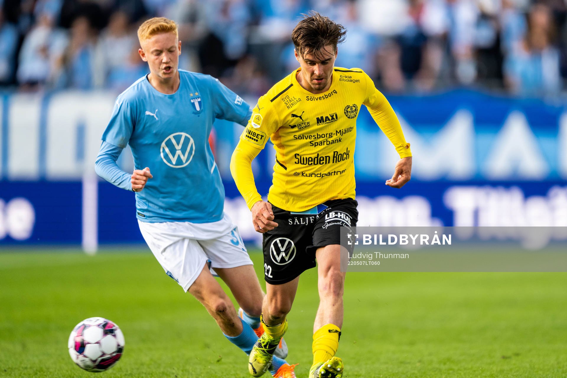 Malmö FFs Hugo Larsson och Mjällbys Jesper Gustavsson