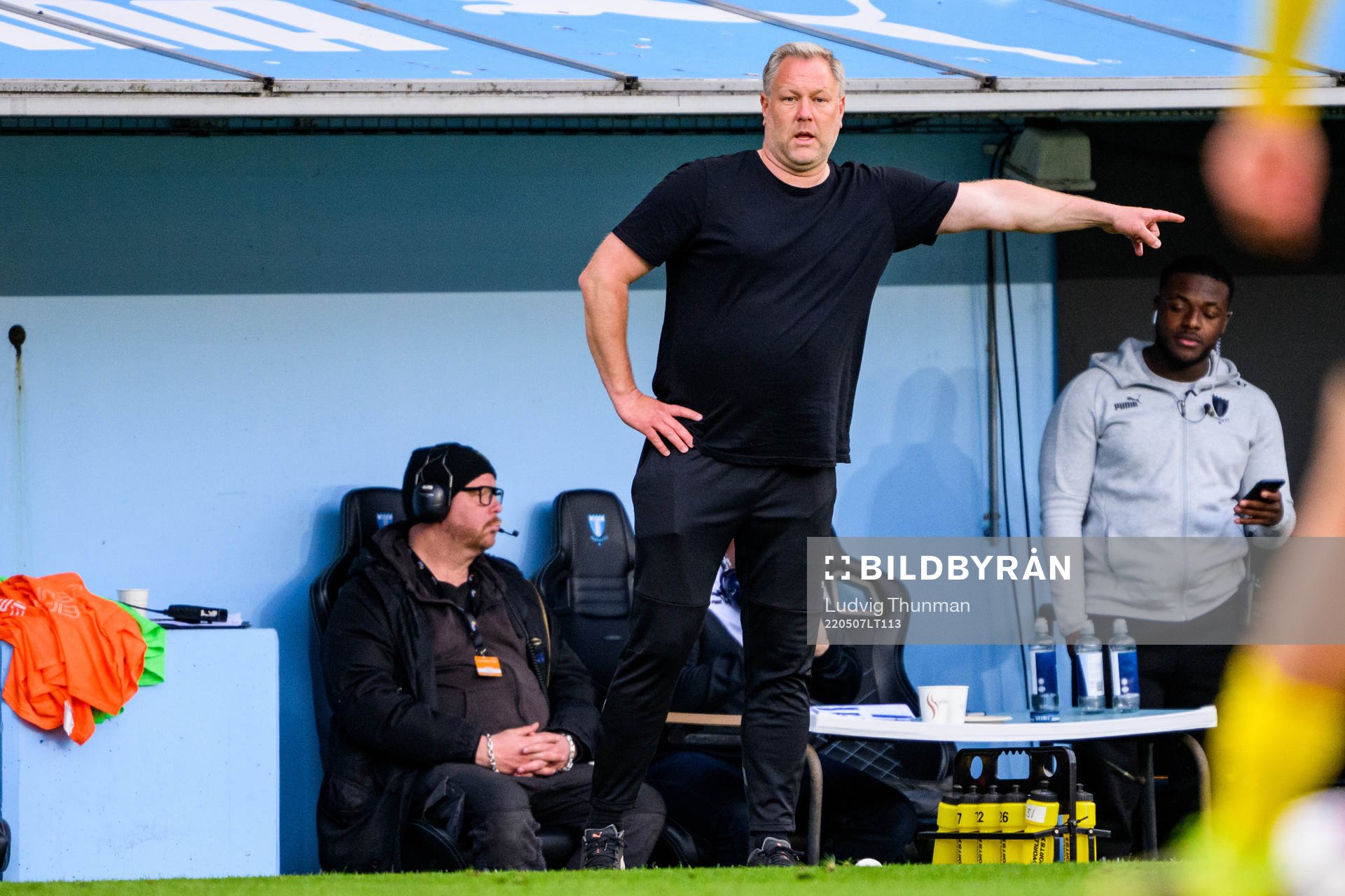 Mjällbys assisterande tränare Patrick Winqvist under fotbollsmatchen i Allsvenskan mellan Malmö FF och Mjällby den 7 maj 2022 i Malmö. 