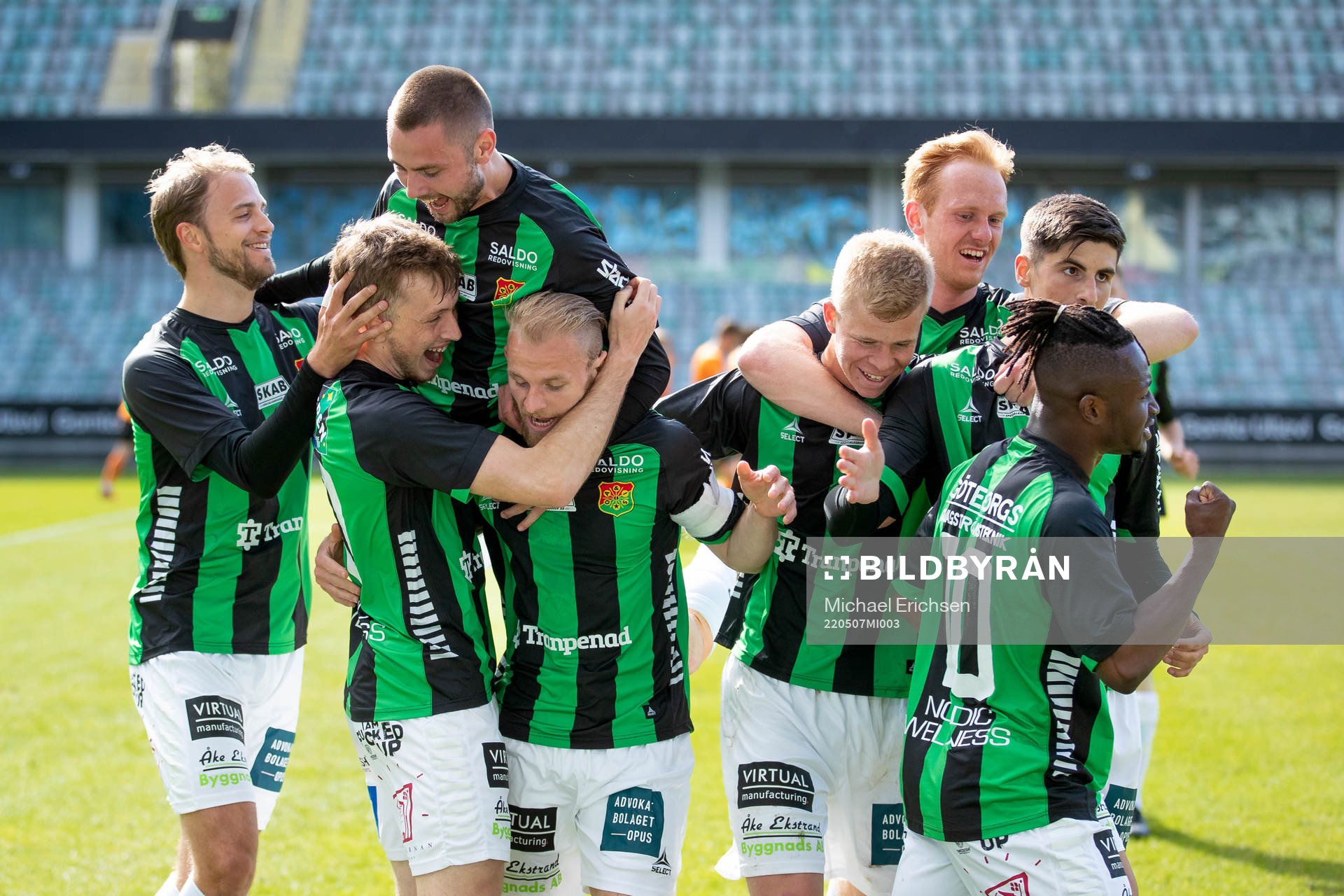 GAIS Ben Morris jublar med lagkamrater efter 1-0 under fotbollsmatchen i Ettan södra mellan GAIS och Torn den 7 maj 2022 i Göteborg. 