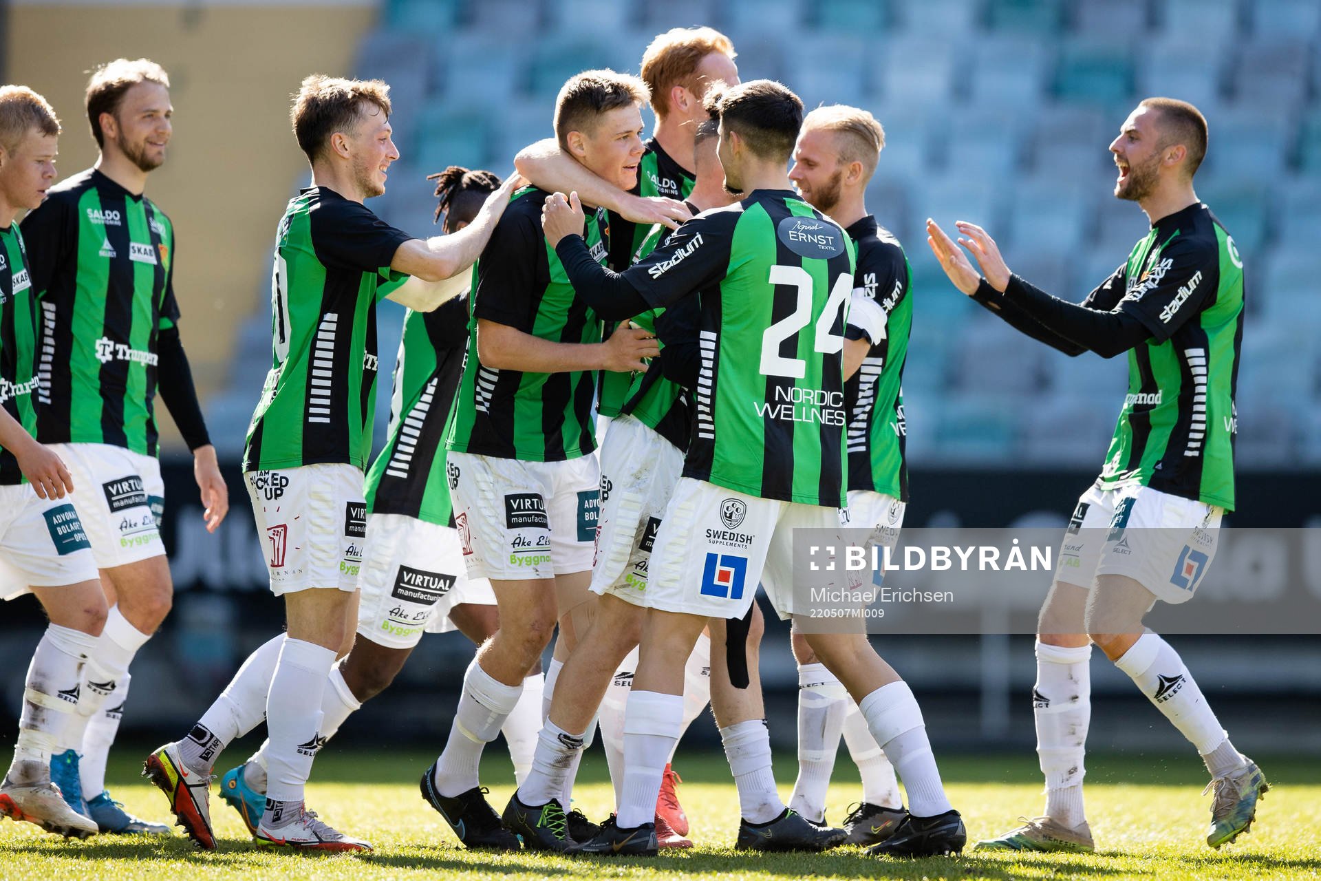 GAIS Axel Henriksson jublar med lagkamrater