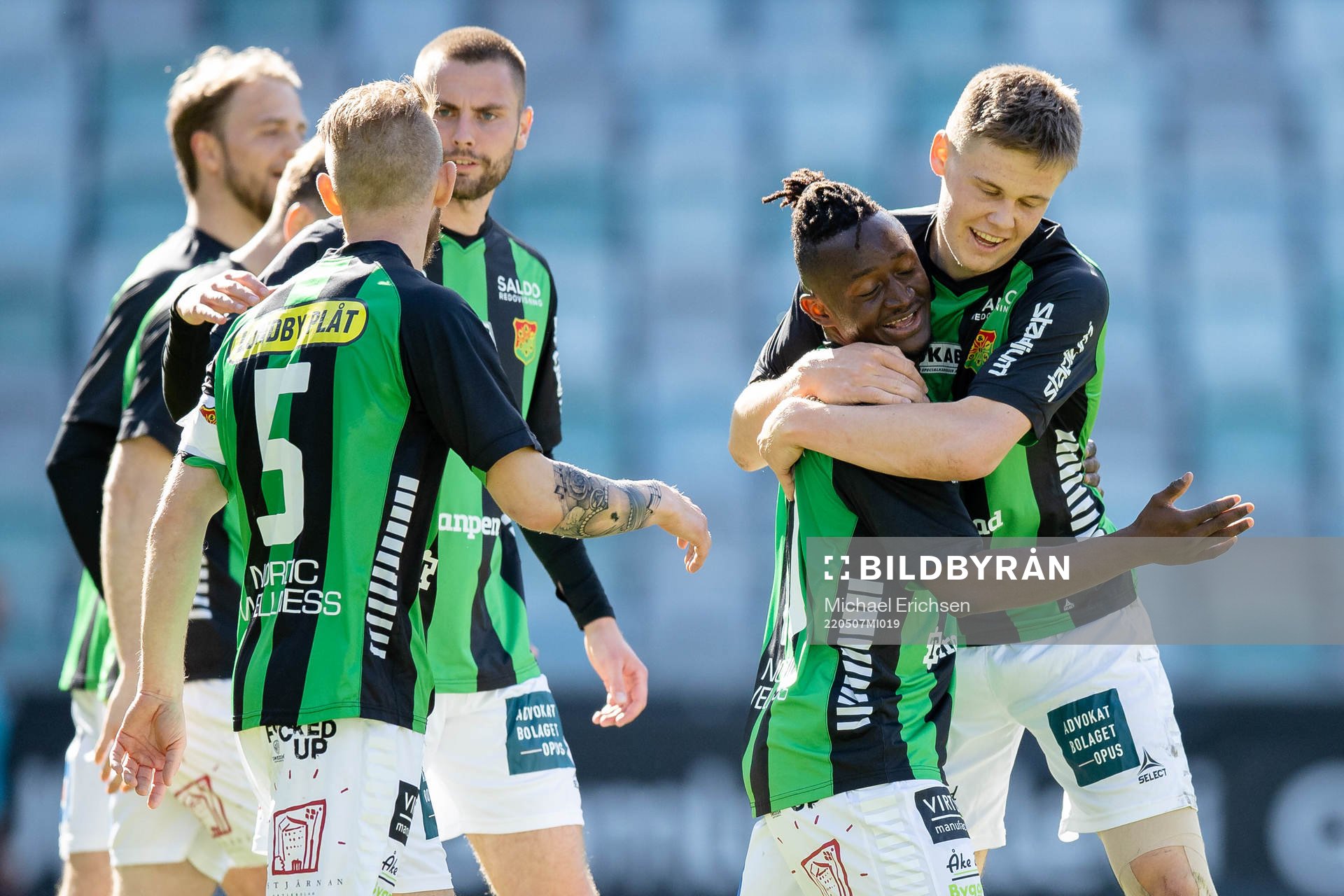 GAIS Axel Henriksson jublar med lagkamrater