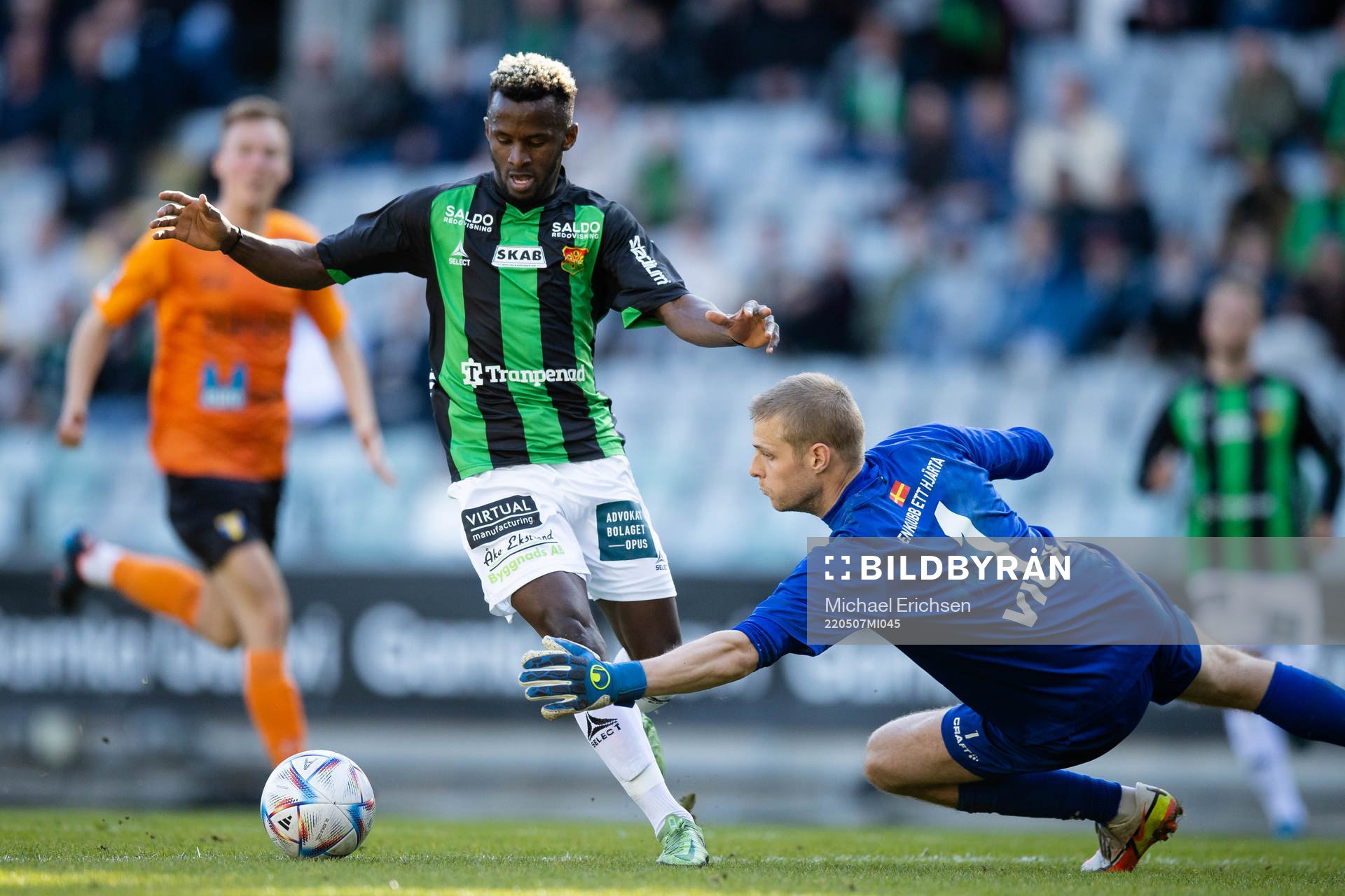 GAIS Rickard Emeka Friday i friläge mot Torns målvakt Oliver Lindstedt som räddar under fotbollsmatchen i Ettan södra mellan GAIS och Torn den 7 maj 2022 i Göteborg.