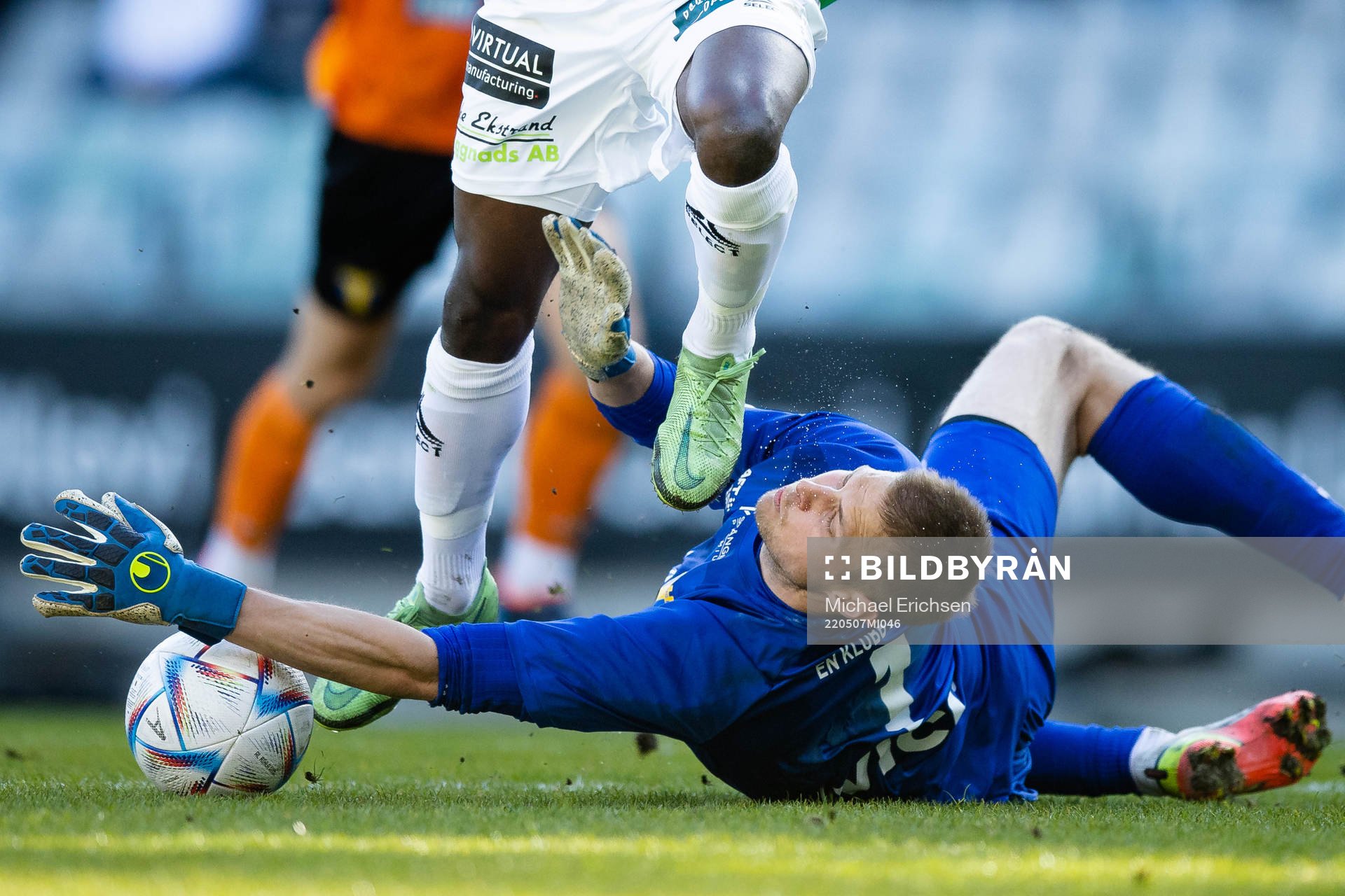 GAIS Rickard Emeka Friday i friläge mot Torns målvakt Oliver Lindstedt som räddar samtidigt som han får en smäll i ansiktet under fotbollsmatchen i Ettan södra mellan GAIS och Torn den 7 maj 2022 i Göteborg.