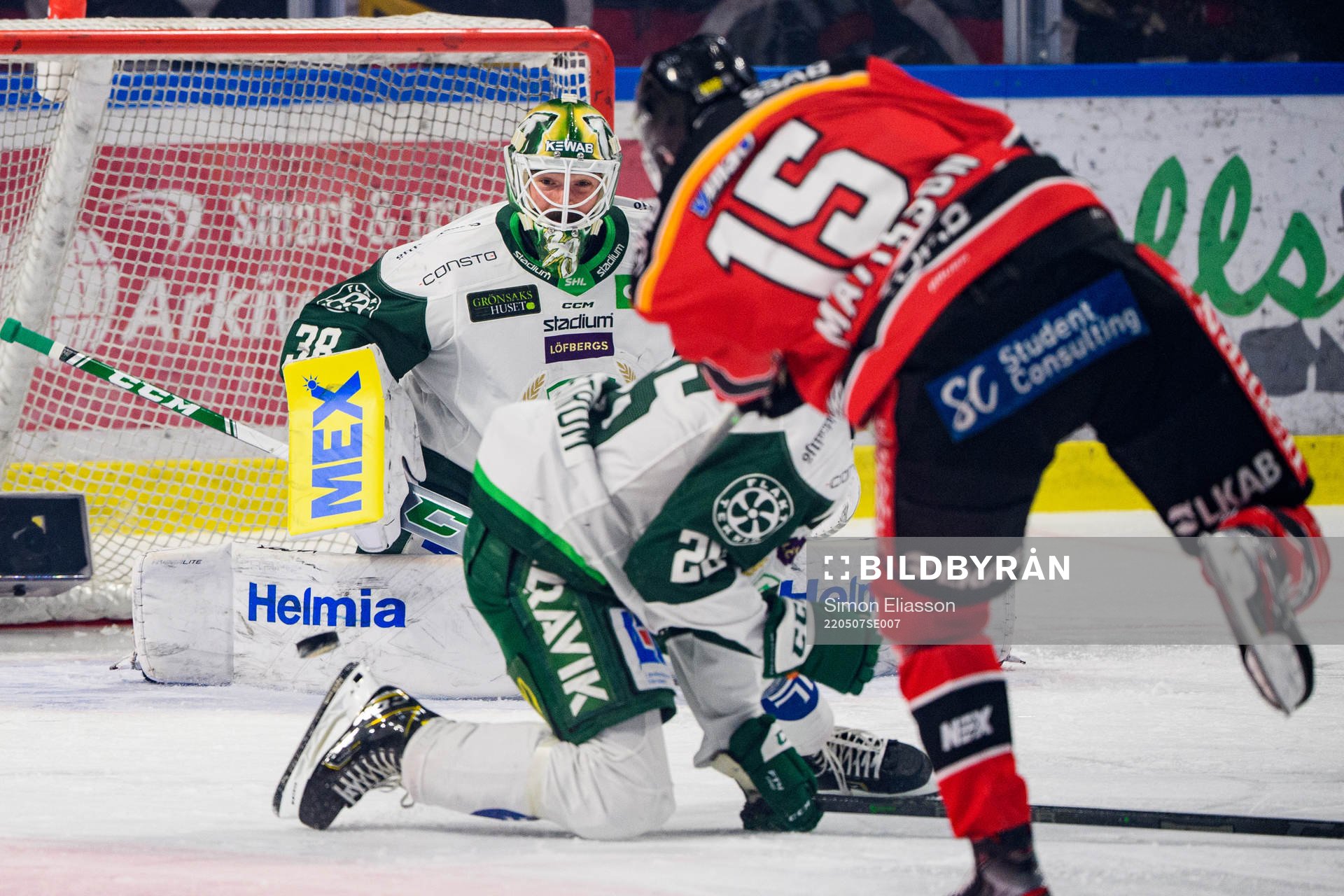Färjestads målvakt Dominik Furch ser ett skott från