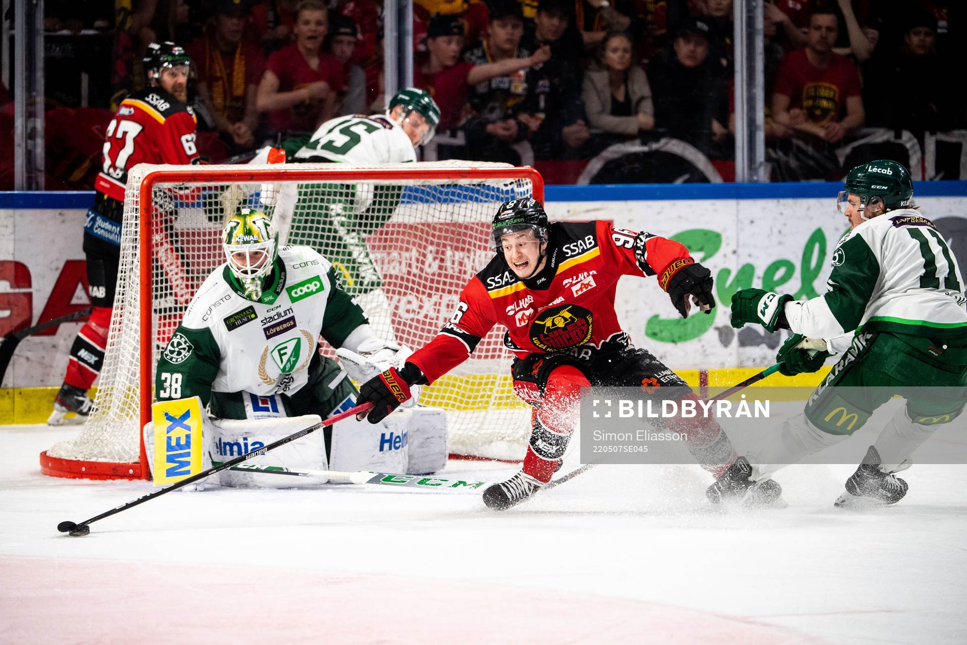 Färjestads målvakt Dominik Furch och Luleås Pontus