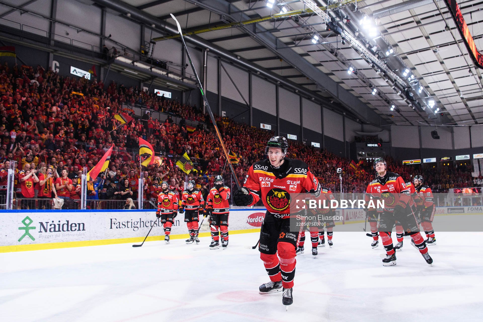 Luleås Carl Mattsson jublar med lagkamrater