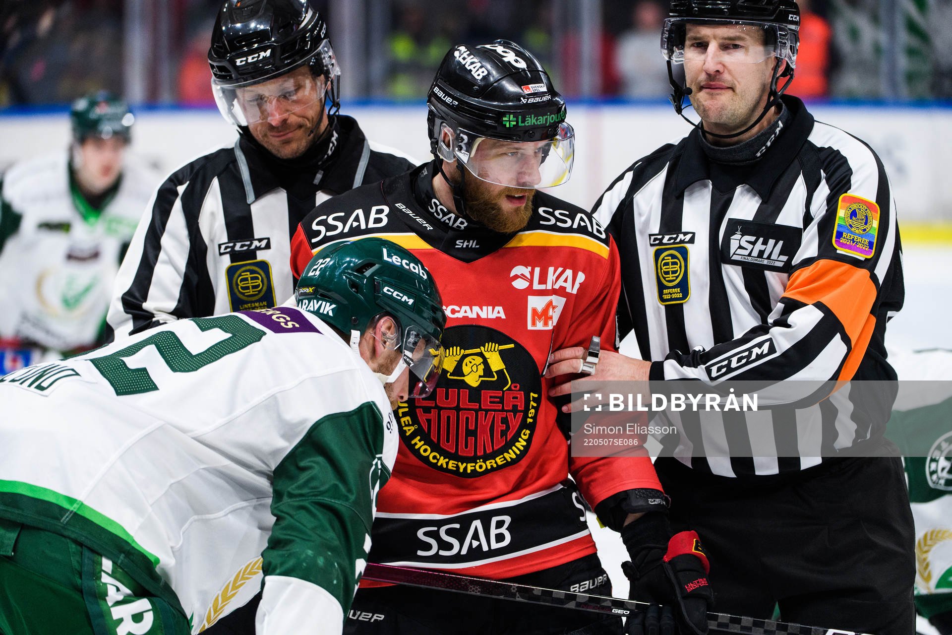 Luleås Linus Omark och domare Johan Nordlöf