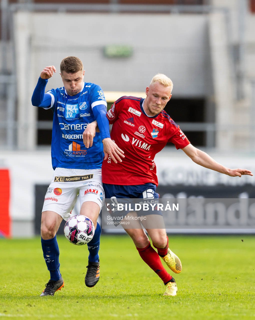Norrbys Fredrik Lundgren och Östers Adam Bergmark Wiberg under fotbollsmatchen i Superettan mellan Öster och Norrby den 7 maj 2022 i Växjö. 