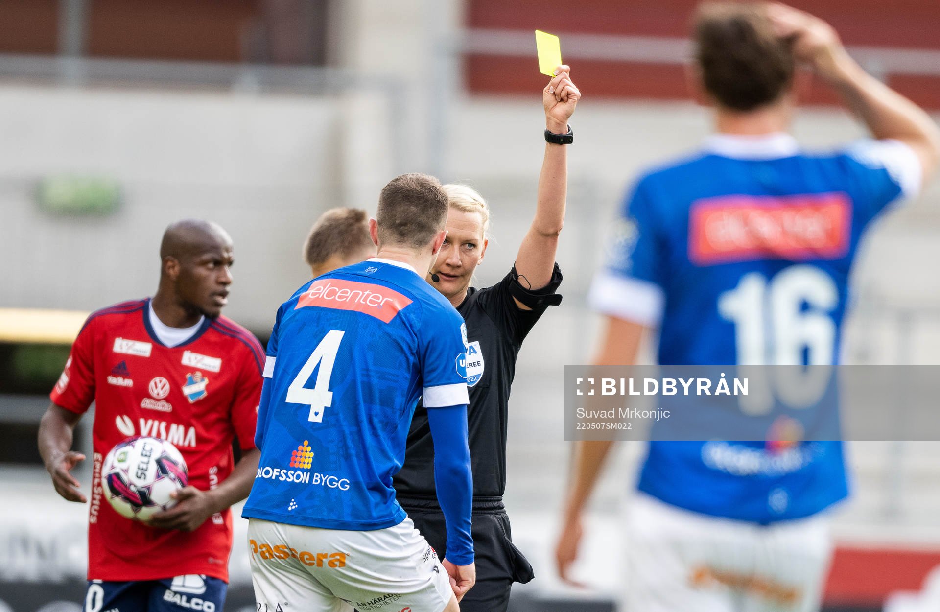 Domare Tess Olofsson varnar Norrbys Fredrik Lundgren