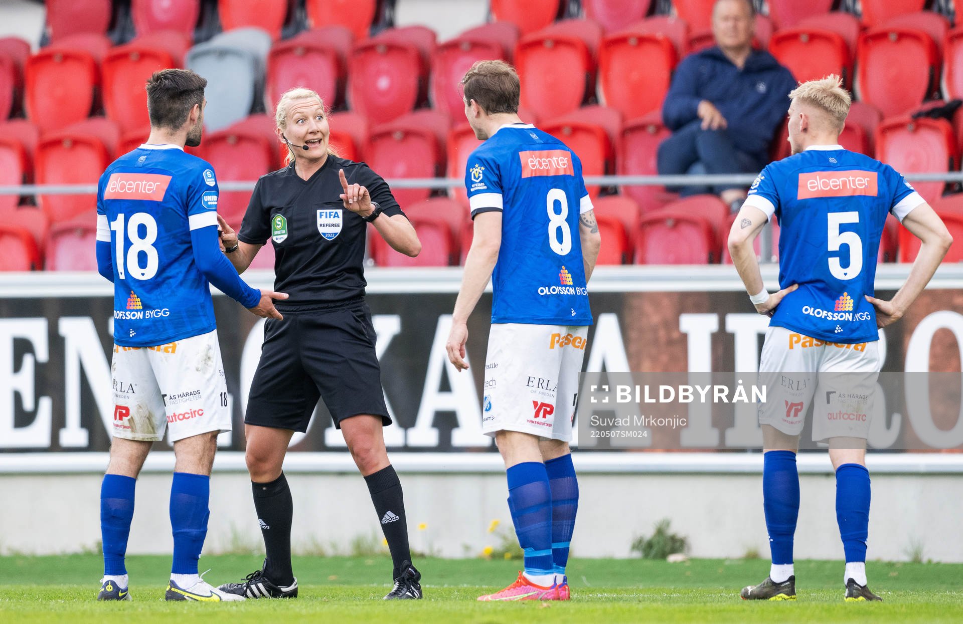 Domare Tess Olofsson varnar Norrbys Johan Brannefalk