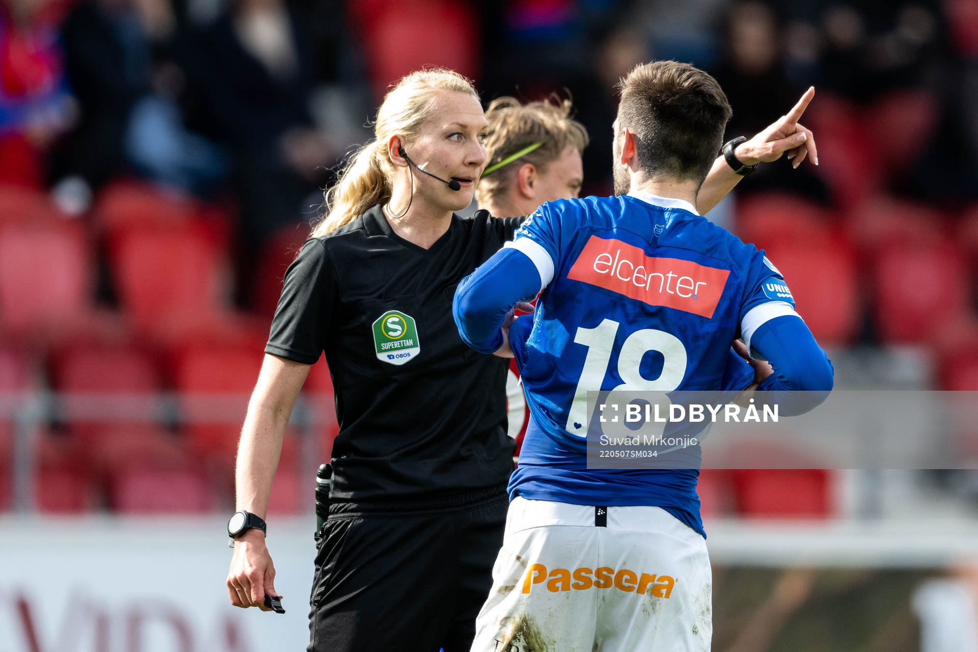 Domare Tess Olofsson visar ut Norrbys Ivo Dominik Pekalski