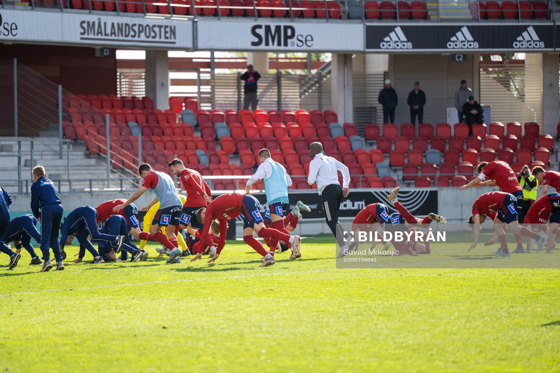 Östers spelare jublar efter fotbollsmatchen i Superettan mellan Öster och Norrby den 7 maj 2022 i Växjö. 