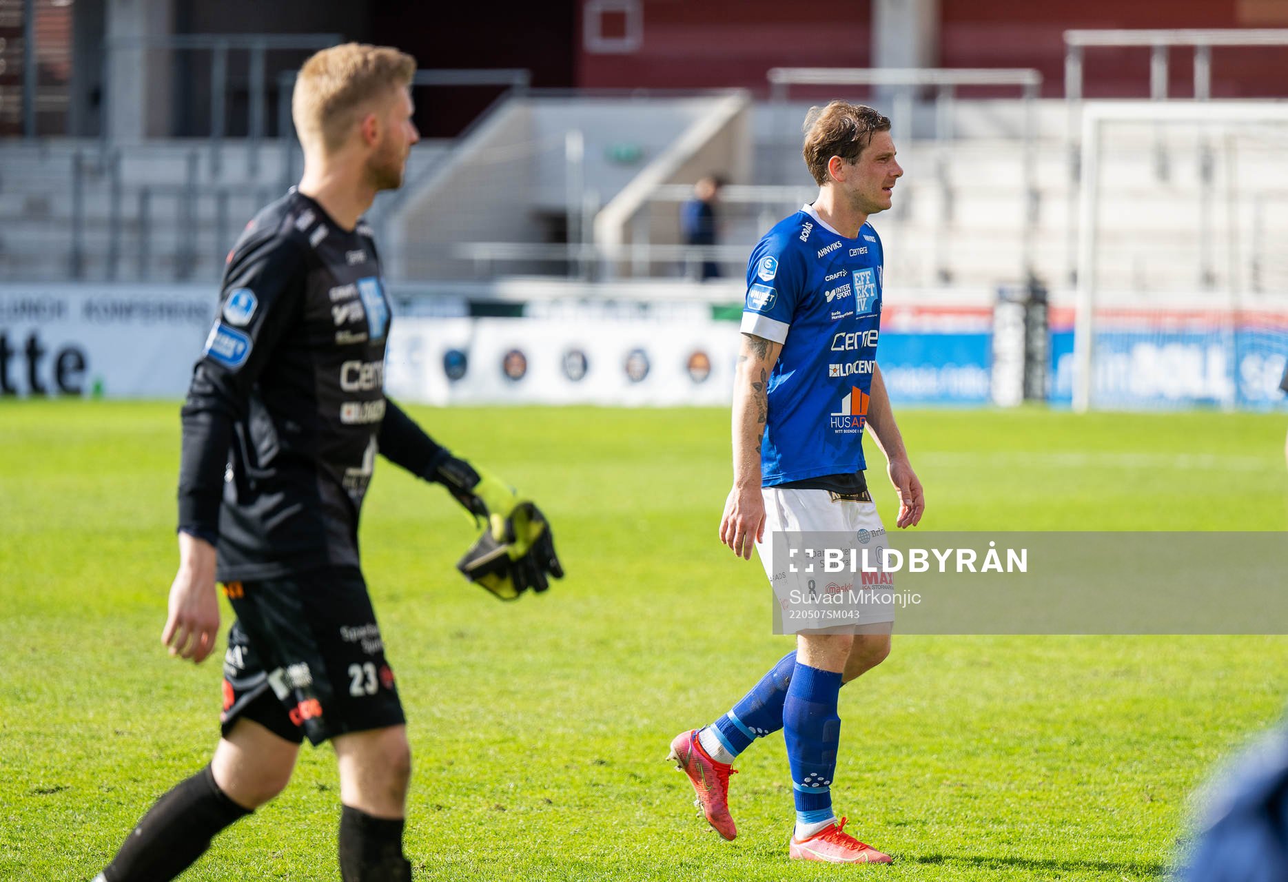 Norrbys målvakt Anton Cajtoft och Nicklas Savolainen deppar