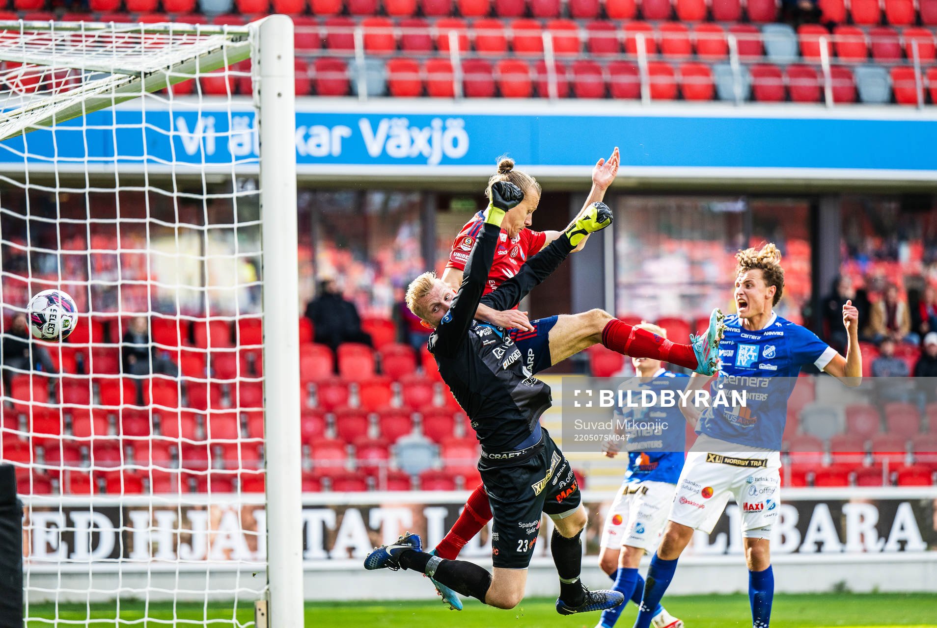 Östers Jesper Jonasson Westermark i kamp med Norrbys målvakt Anton Cajtoft när Östers Mattias Pavic (ej i bild) gör 1-0 under fotbollsmatchen i Superettan mellan Öster och Norrby den 7 maj 2022 i Växjö.