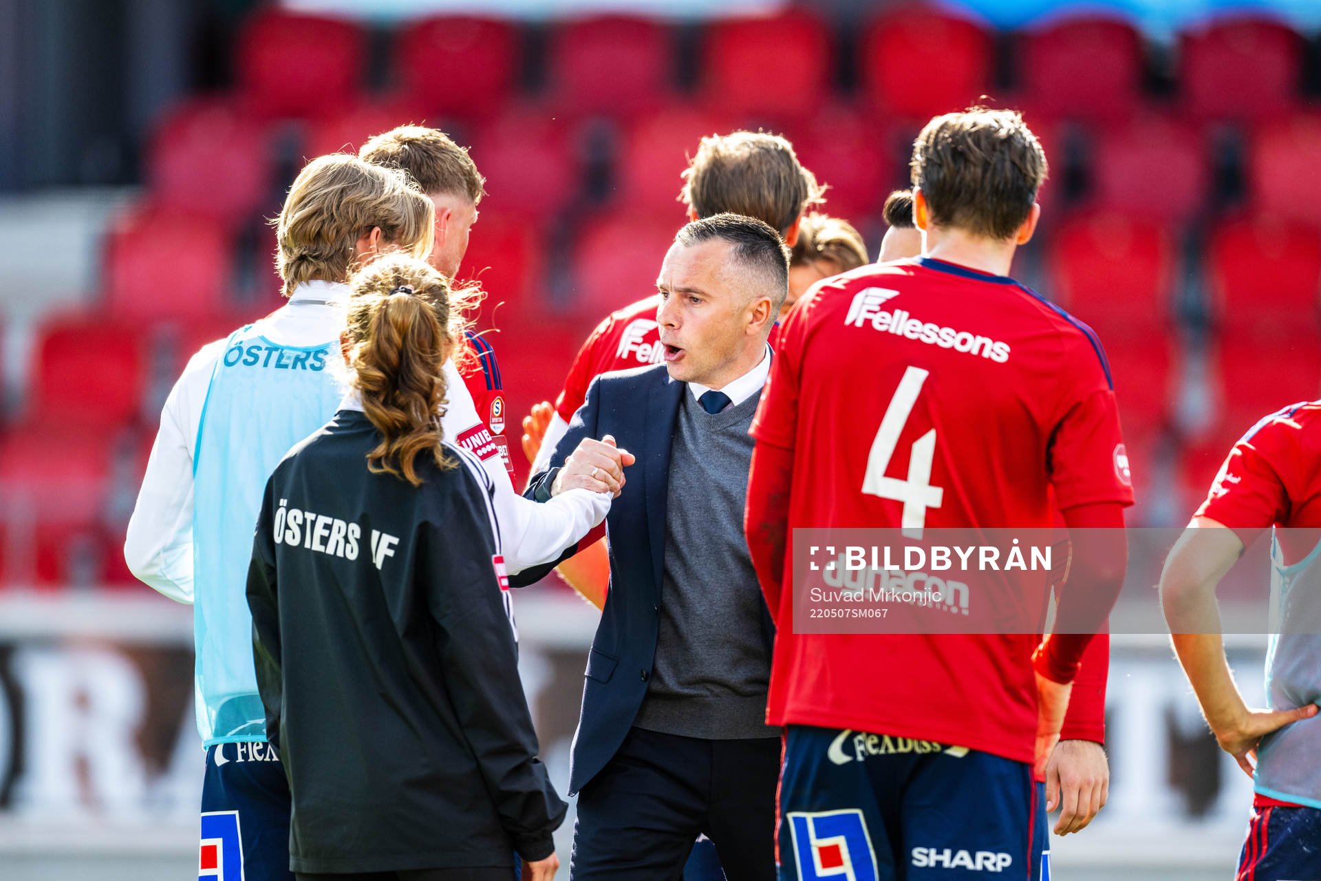 Östers tränare Srdjan Tufegdzic jublar med spelarna