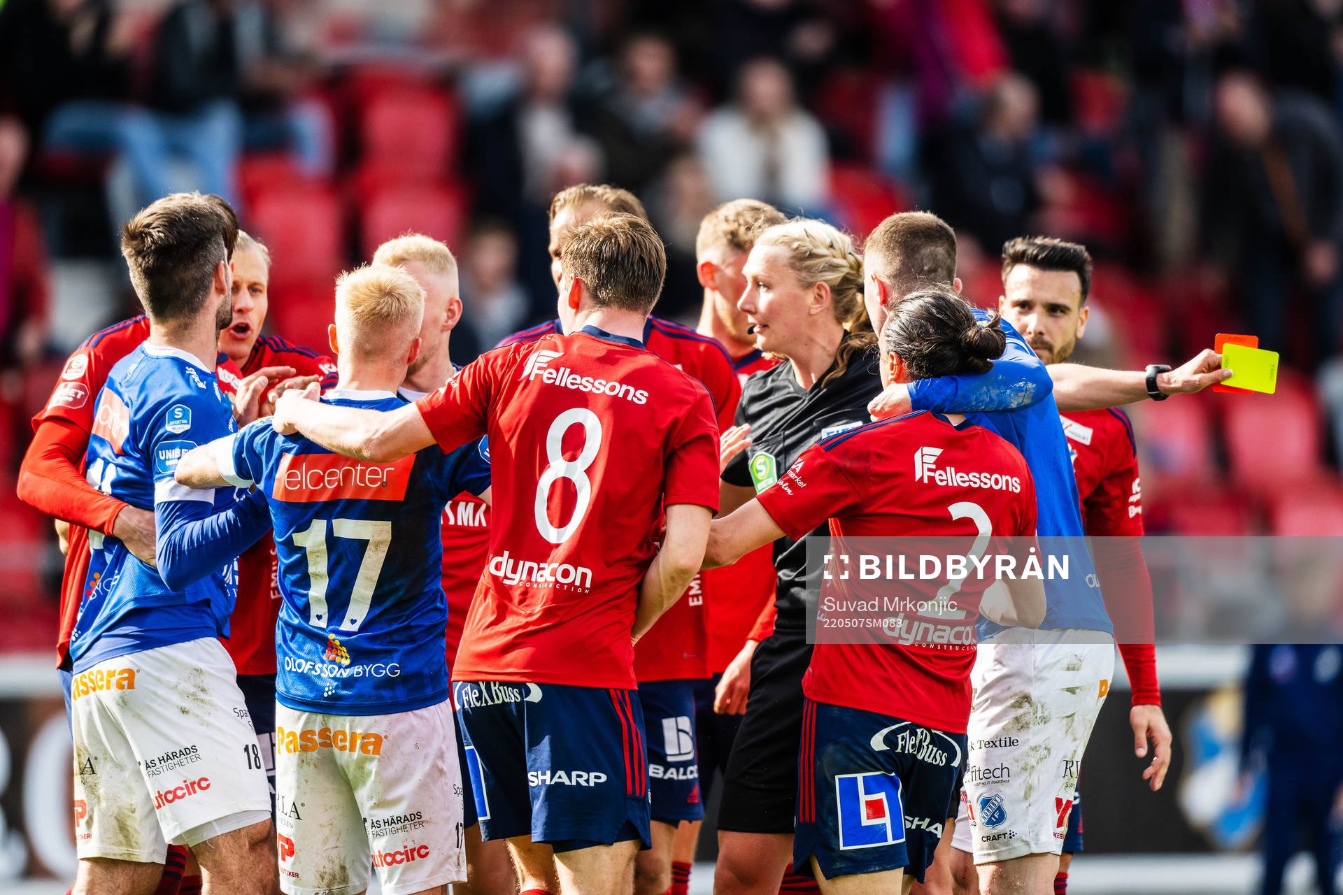Domare Tess Olofsson försöker stävja bråket mellan