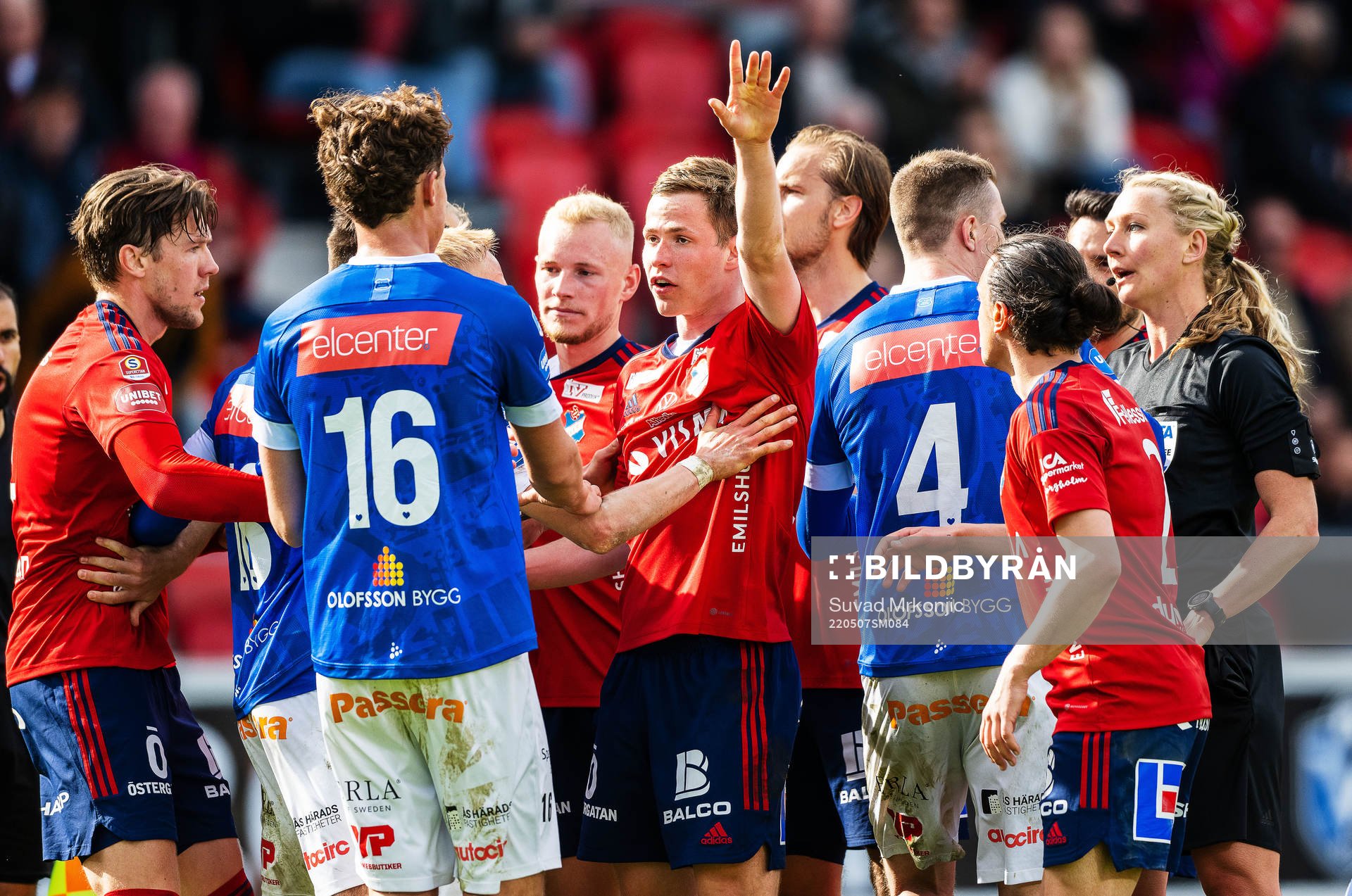 Domare Tess Olofsson försöker stävja bråket mellan