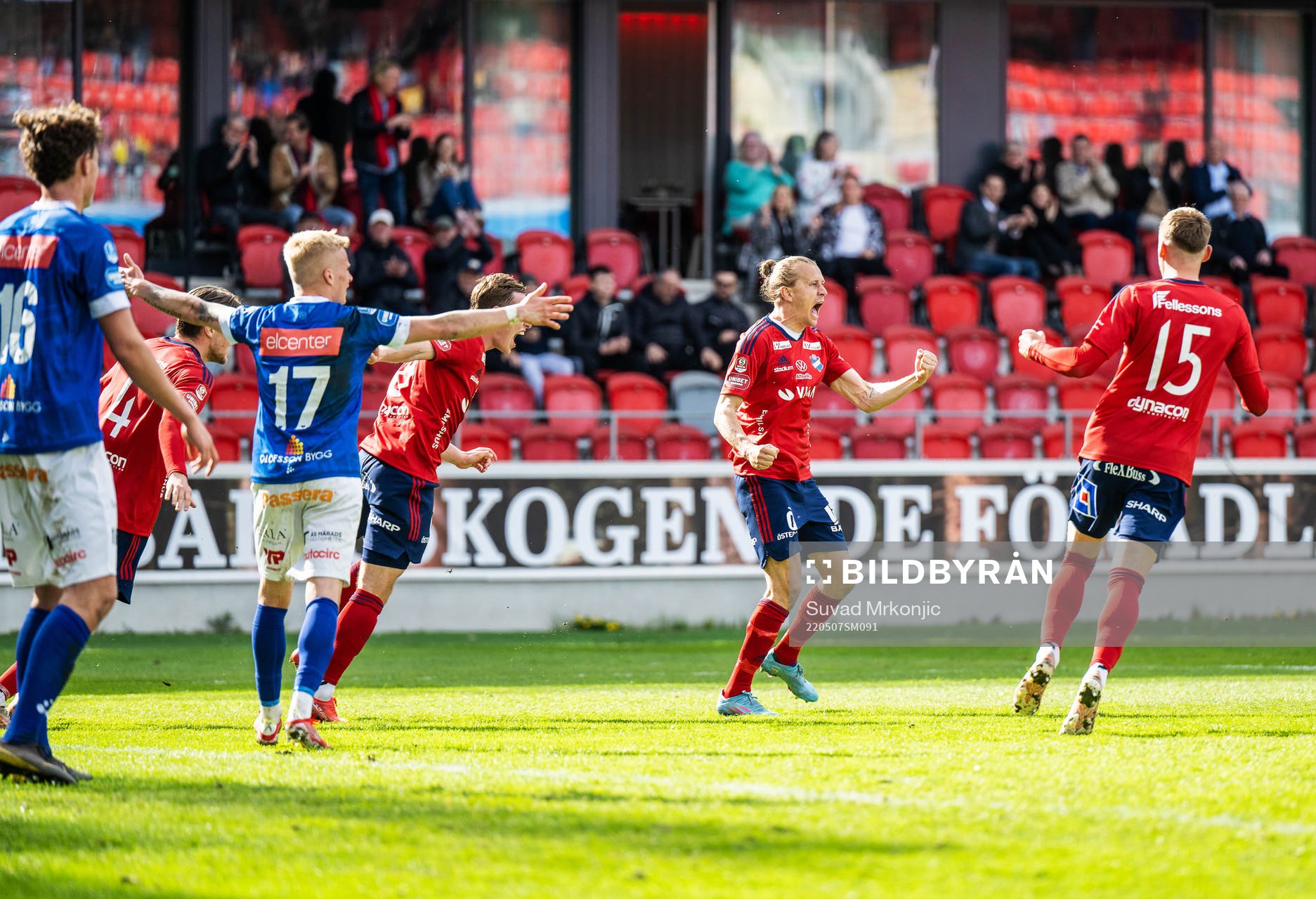 Östers spelare jublar medan Norrbys spelare protesterar i samband med Östers 1-0 mål under fotbollsmatchen i Superettan mellan Öster och Norrby den 7 maj 2022 i Växjö.