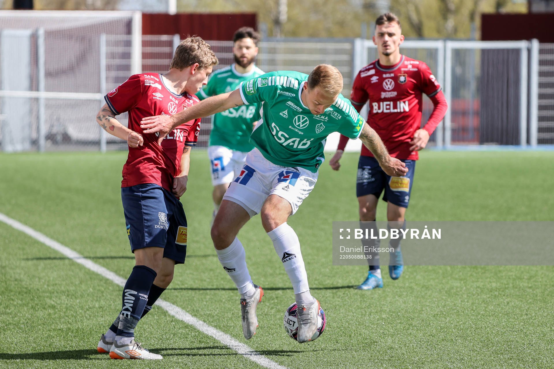 Örgrytes Anton Andreasson och Brages Anton Lundin under fotbollsmatchen i Superettan mellan Brage och Örgryte den 8 maj 2022 i Borlänge. 