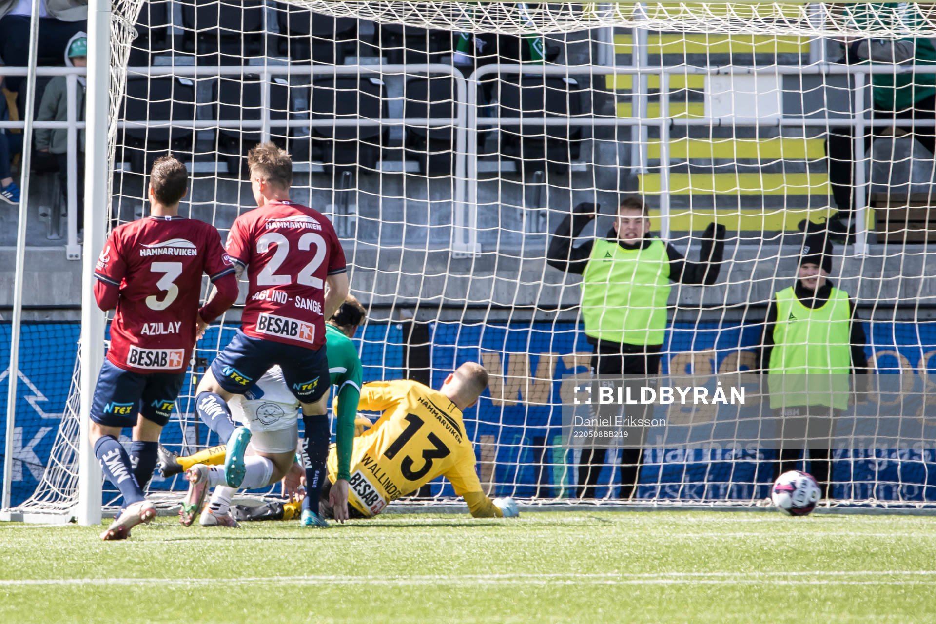 Brages Douglas Karlberg gör 1-0 bakom Örgrytes Robin