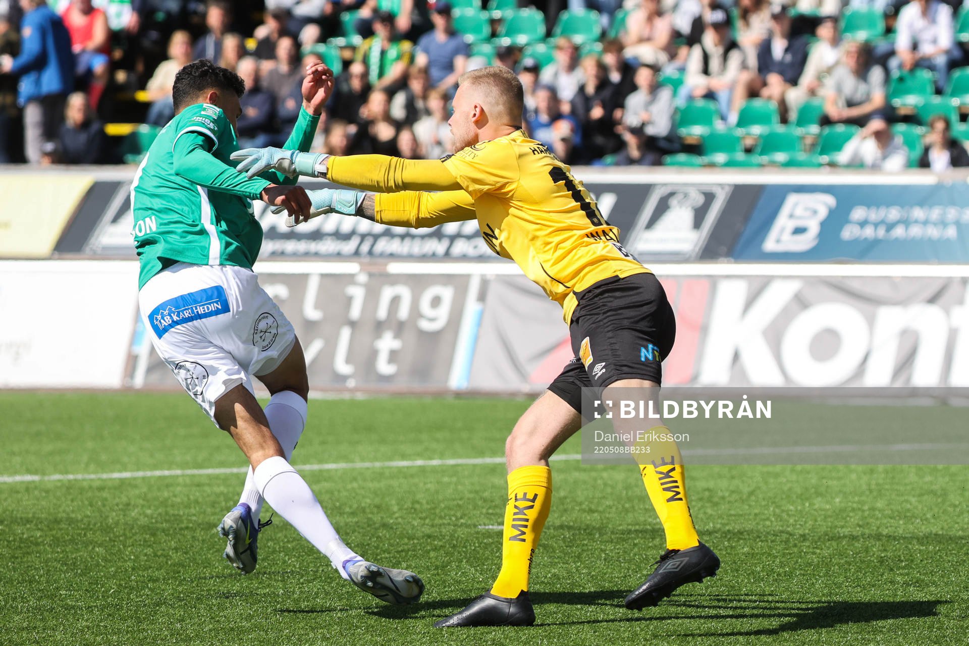 Brages Joakim Persson och Örgrytes målvakt Robin Wallinder