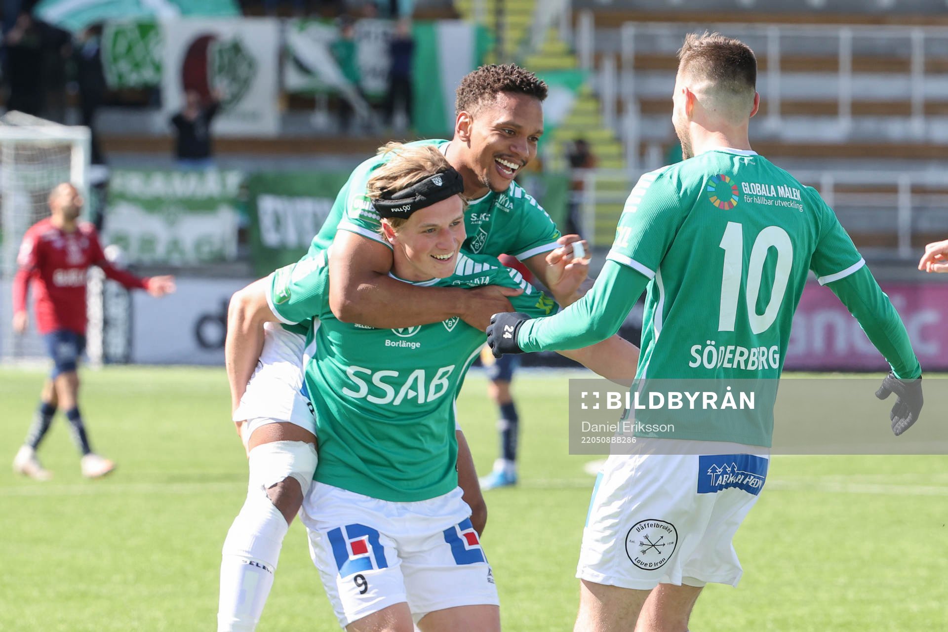 Brages Seth Hellberg, Douglas Karlberg och Niklas Söderberg jublar efter 3-0 under fotbollsmatchen i Superettan mellan Brage och Örgryte den 8 maj 2022 i Borlänge.