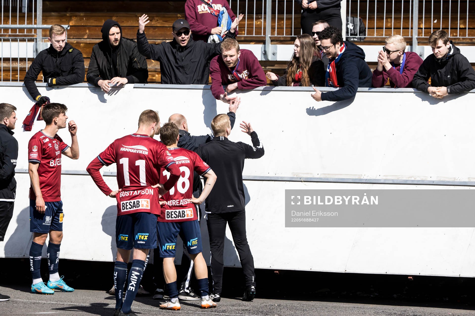 Örgrytes spelare och ledare med upprörda fans