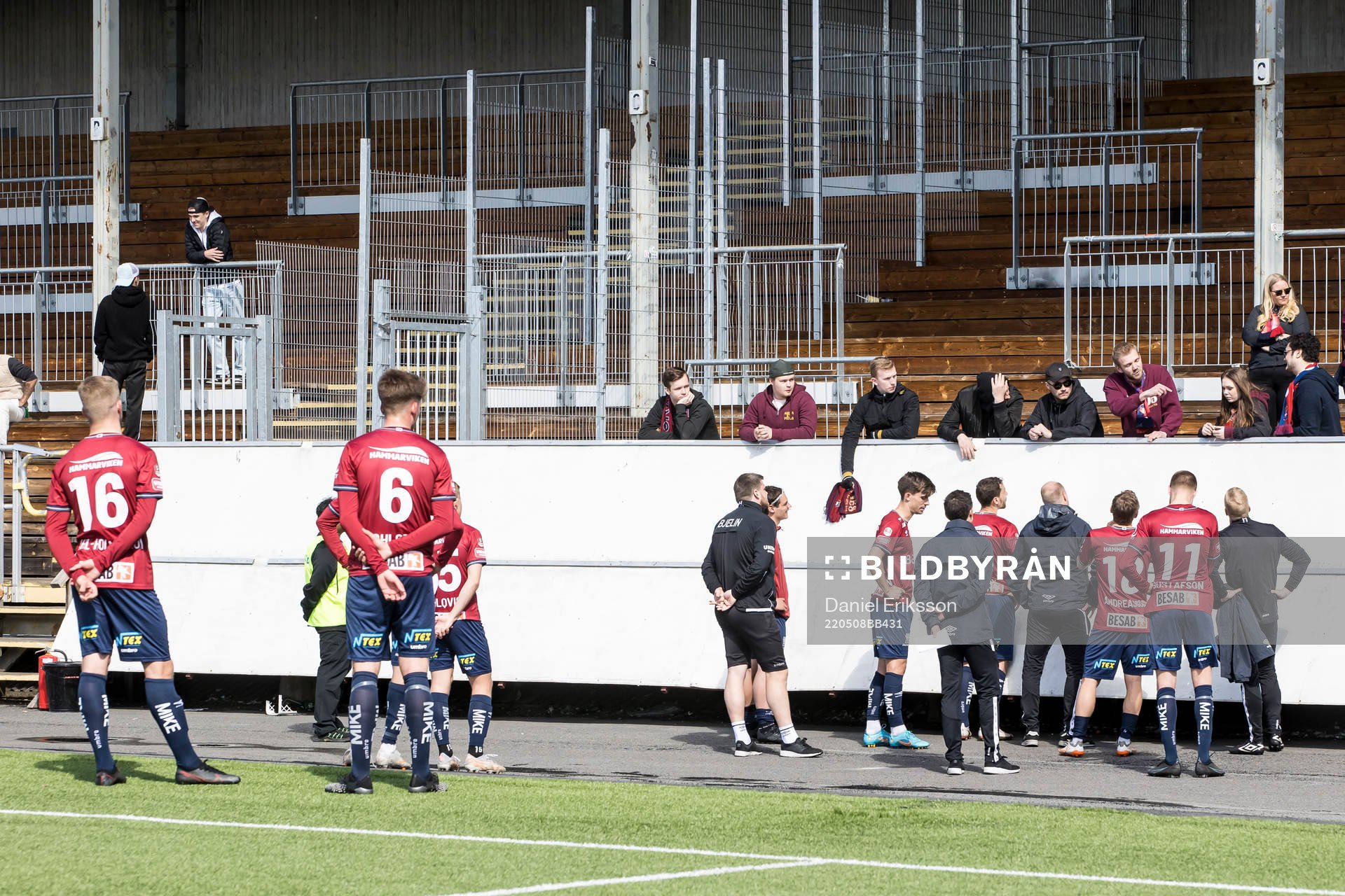 Örgrytes spelare och ledare med upprörda fans