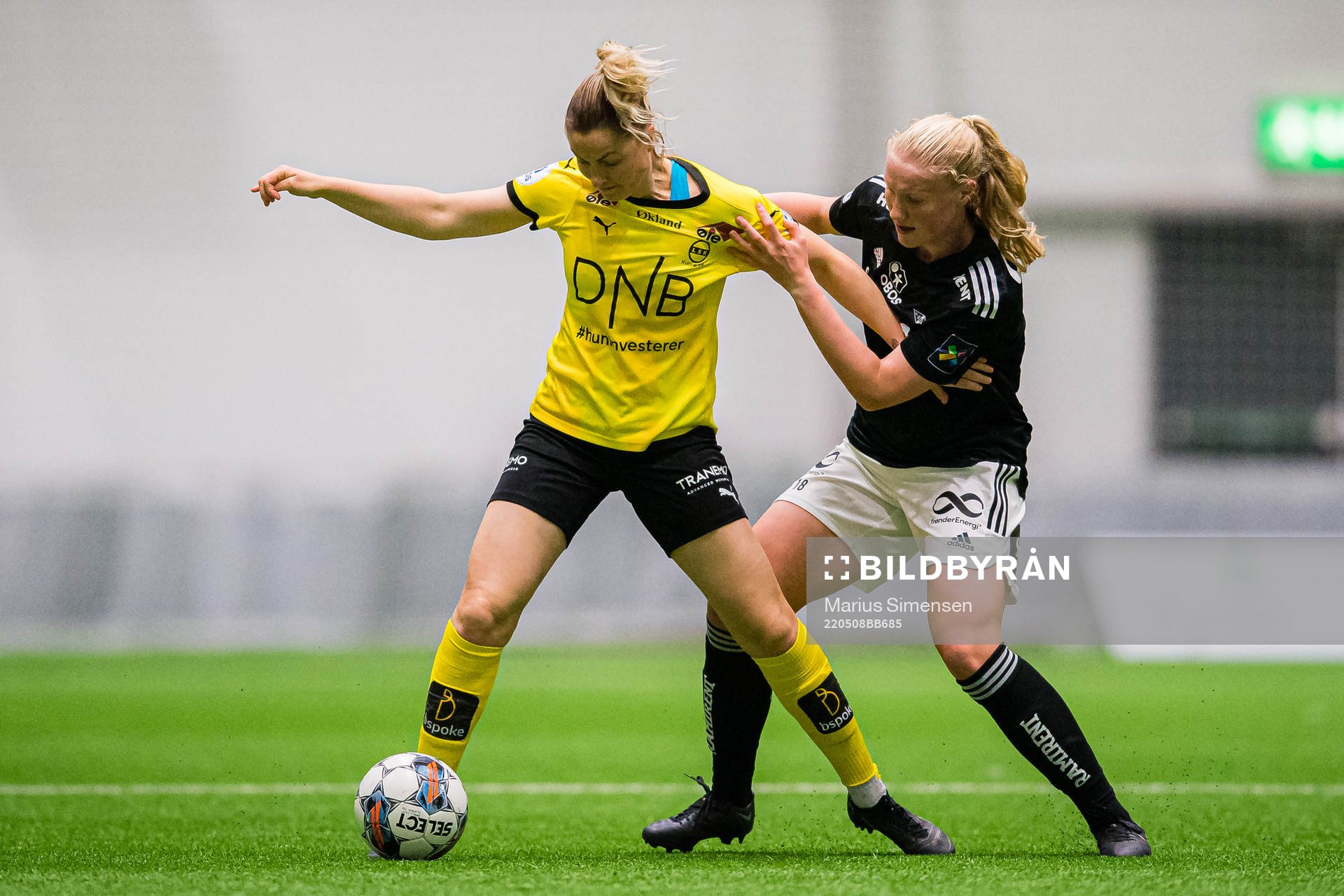 Ingrid Marie Karlsen Spord of LSK Kvinner and Synne Amdahl