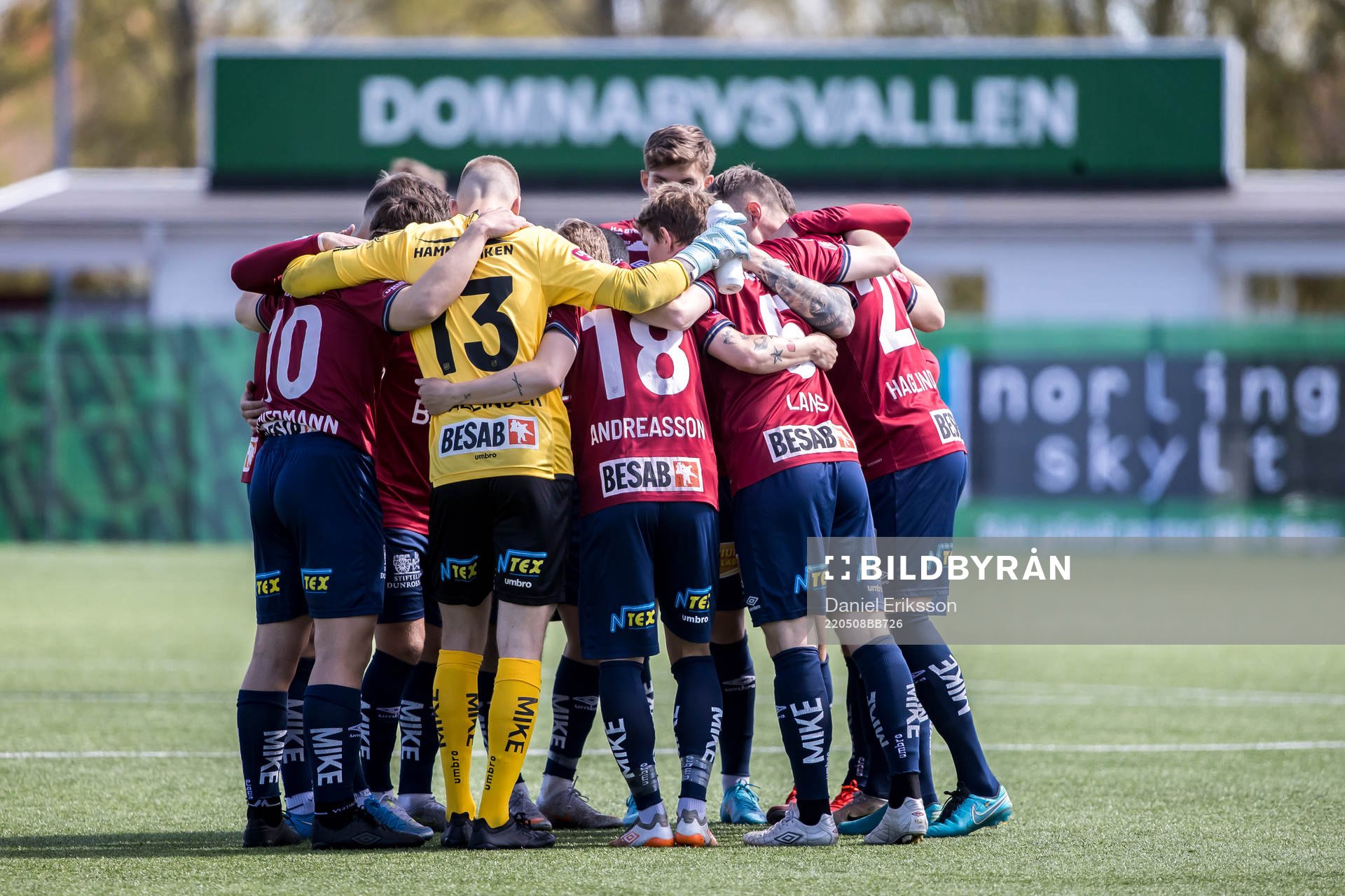 Örgrytes spelarna innan fotbollsmatchen i Superettan