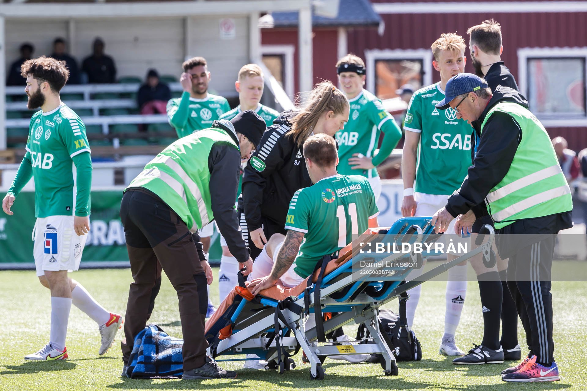 Brages Anton Lundin lämnar planen på bår