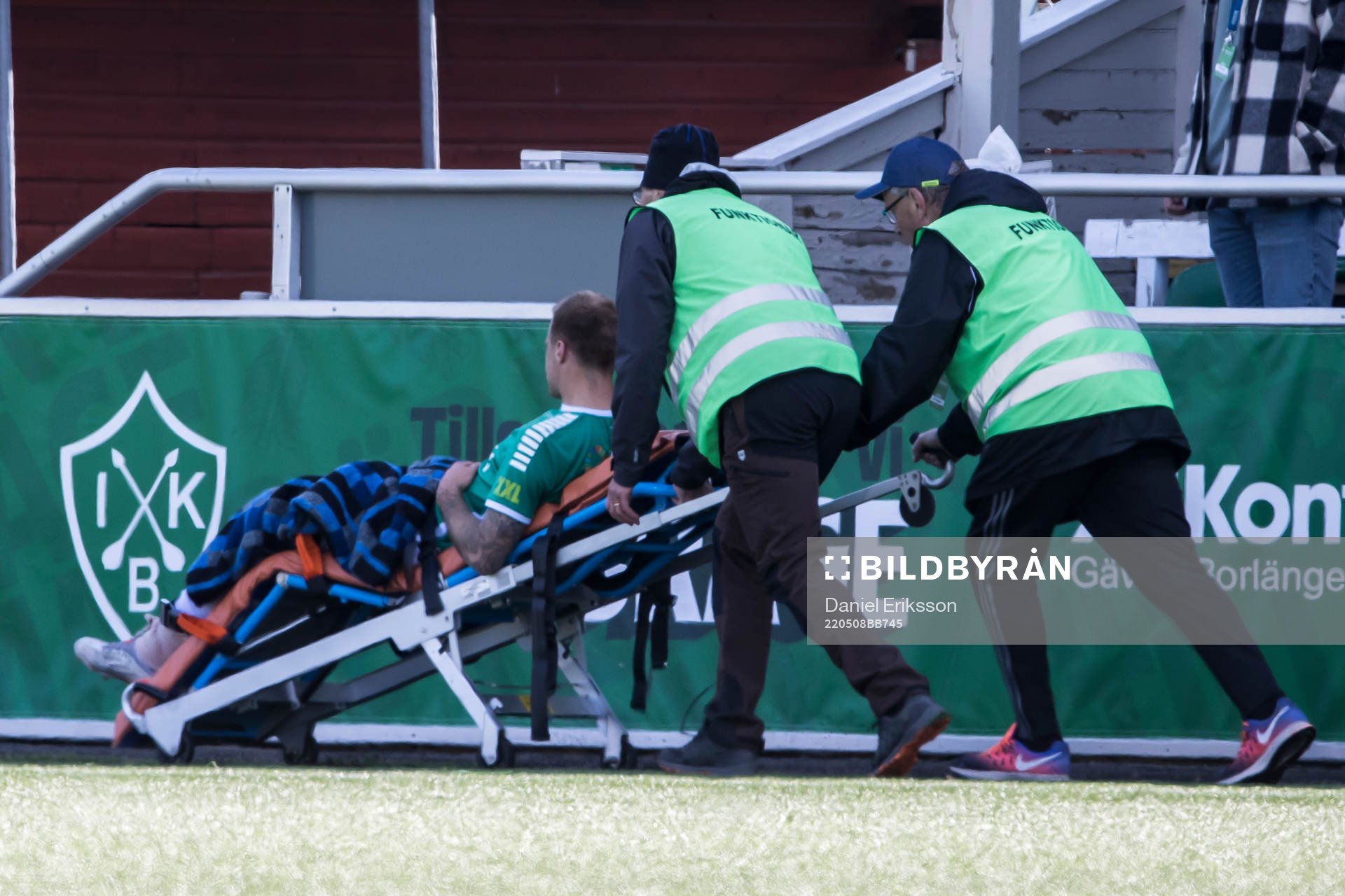 Brages Anton Lundin lämnar planen på bår